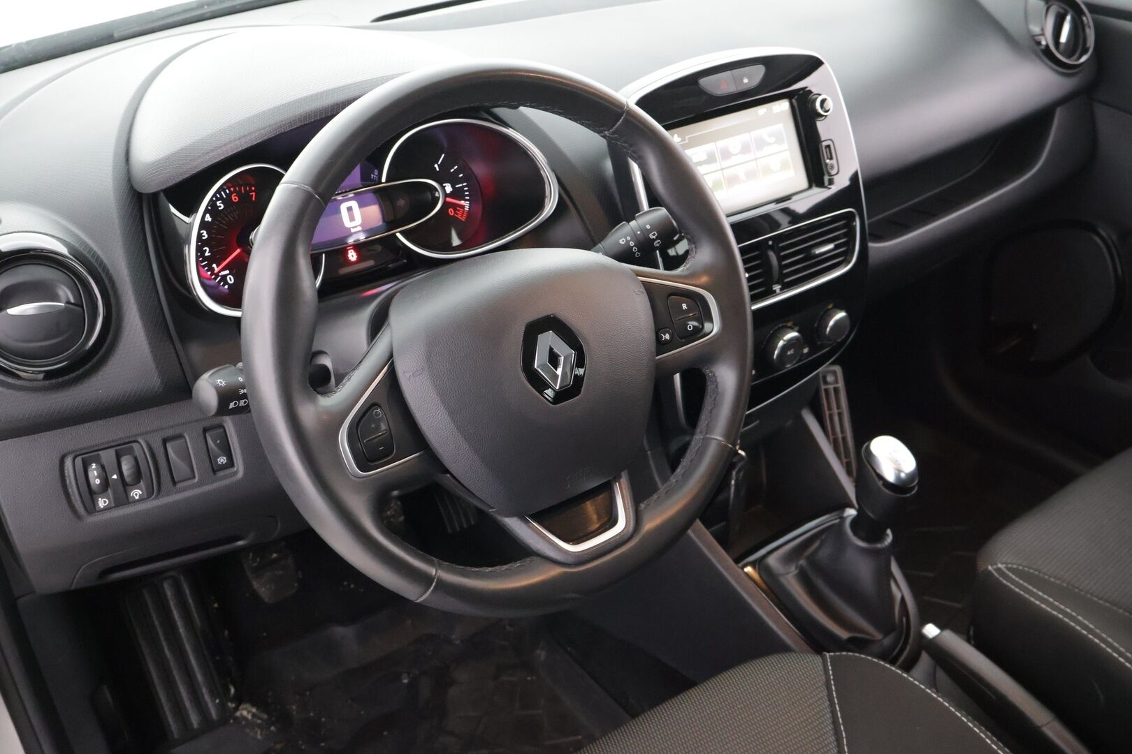 Renault Clio 2019 TCe 90 Fête / Vakkari / Navi / Lohkolämmitin+sisäpuhallin / Bluetooth / Ilmastointi - 2-om. Suomi-auto / 2x vanteet / Uudet Nokian nastarenkaat!