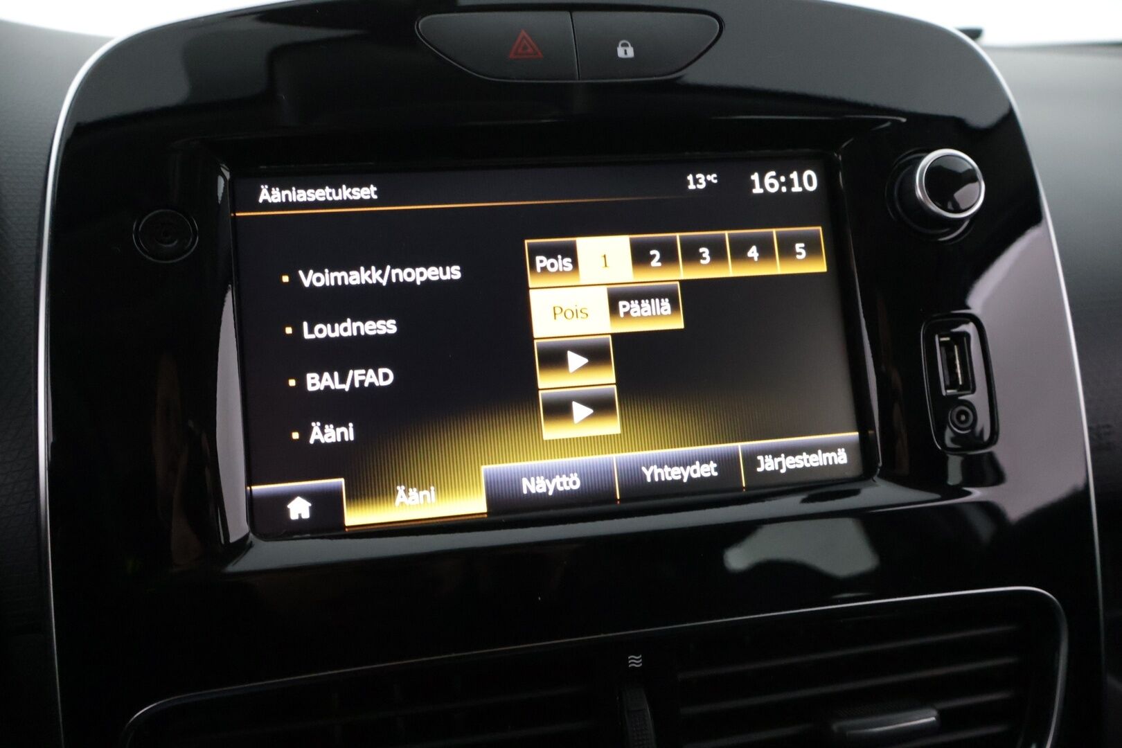 Renault Clio 2019 TCe 90 Fête / Vakkari / Navi / Lohkolämmitin+sisäpuhallin / Bluetooth / Ilmastointi - 2-om. Suomi-auto / 2x vanteet / Uudet Nokian nastarenkaat!