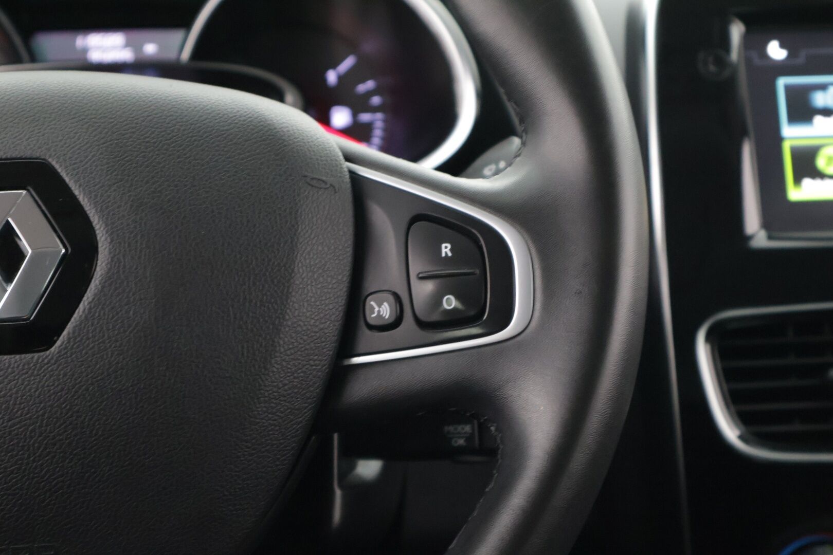 Renault Clio 2019 TCe 90 Fête / Vakkari / Navi / Lohkolämmitin+sisäpuhallin / Bluetooth / Ilmastointi - 2-om. Suomi-auto / 2x vanteet / Uudet Nokian nastarenkaat!