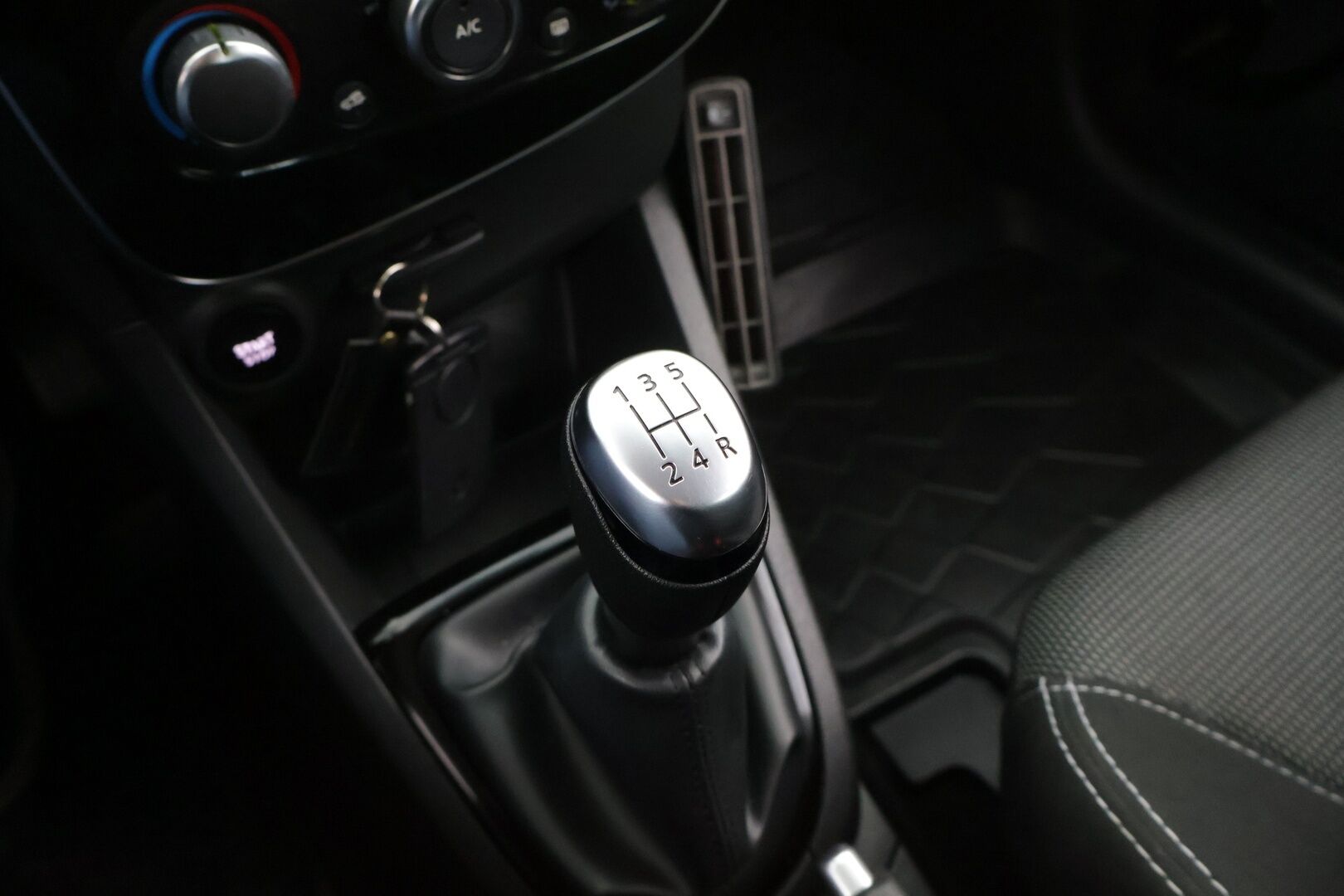 Renault Clio 2019 TCe 90 Fête / Vakkari / Navi / Lohkolämmitin+sisäpuhallin / Bluetooth / Ilmastointi - 2-om. Suomi-auto / 2x vanteet / Uudet Nokian nastarenkaat!