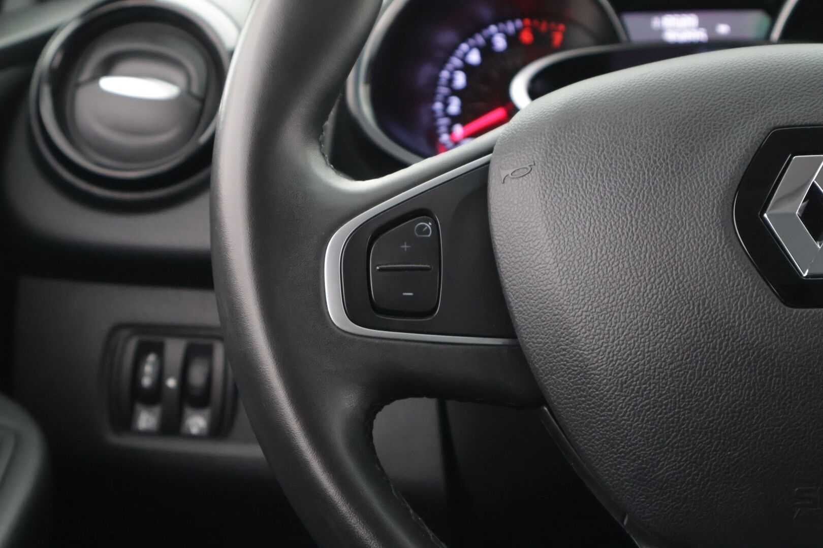 Renault Clio 2019 TCe 90 Fête / Vakkari / Navi / Lohkolämmitin+sisäpuhallin / Bluetooth / Ilmastointi - 2-om. Suomi-auto / 2x vanteet / Uudet Nokian nastarenkaat!