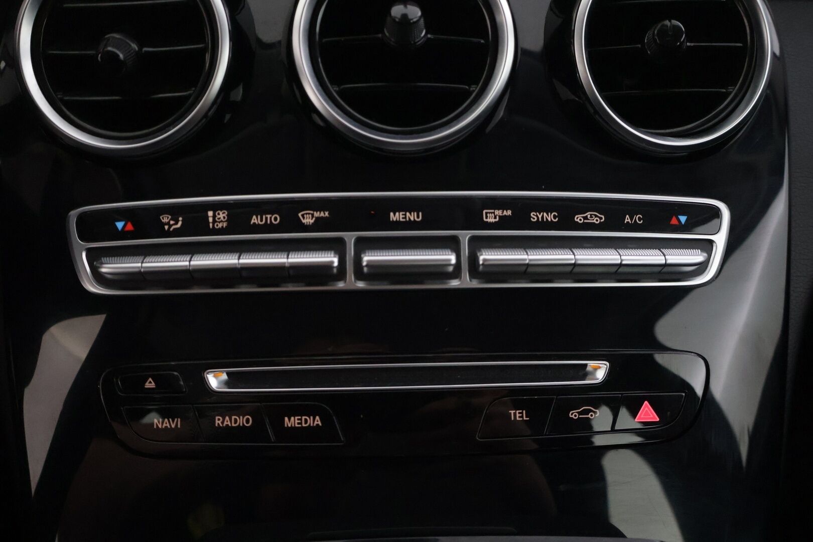 Mercedes-Benz C 2017 250 BlueTec A Premium Business - | Vakionopeudensäädin | Lohkolämmitin sisäpistokkeella | Kahdet hyväkuntoiset renkaat alumiinivanteilla | Navi | Sähköluukku | Särmät huollot |