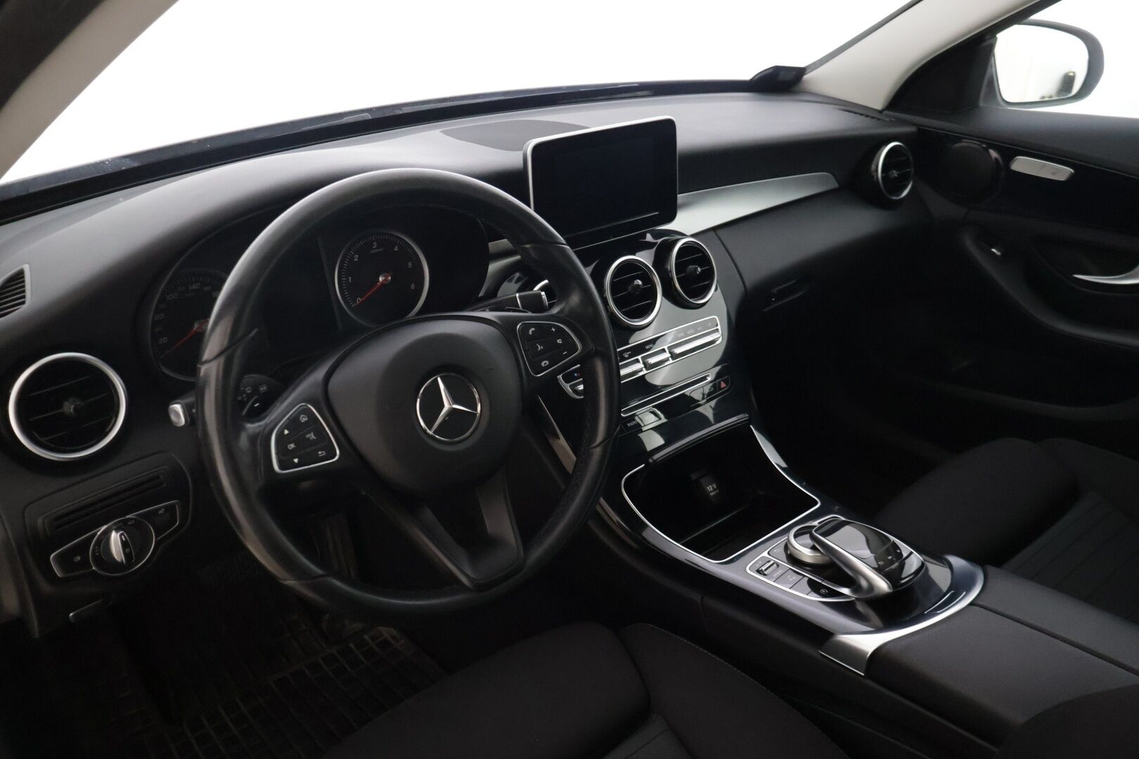 Mercedes-Benz C 2017 250 BlueTec A Premium Business - | Vakionopeudensäädin | Lohkolämmitin sisäpistokkeella | Kahdet hyväkuntoiset renkaat alumiinivanteilla | Navi | Sähköluukku | Särmät huollot |
