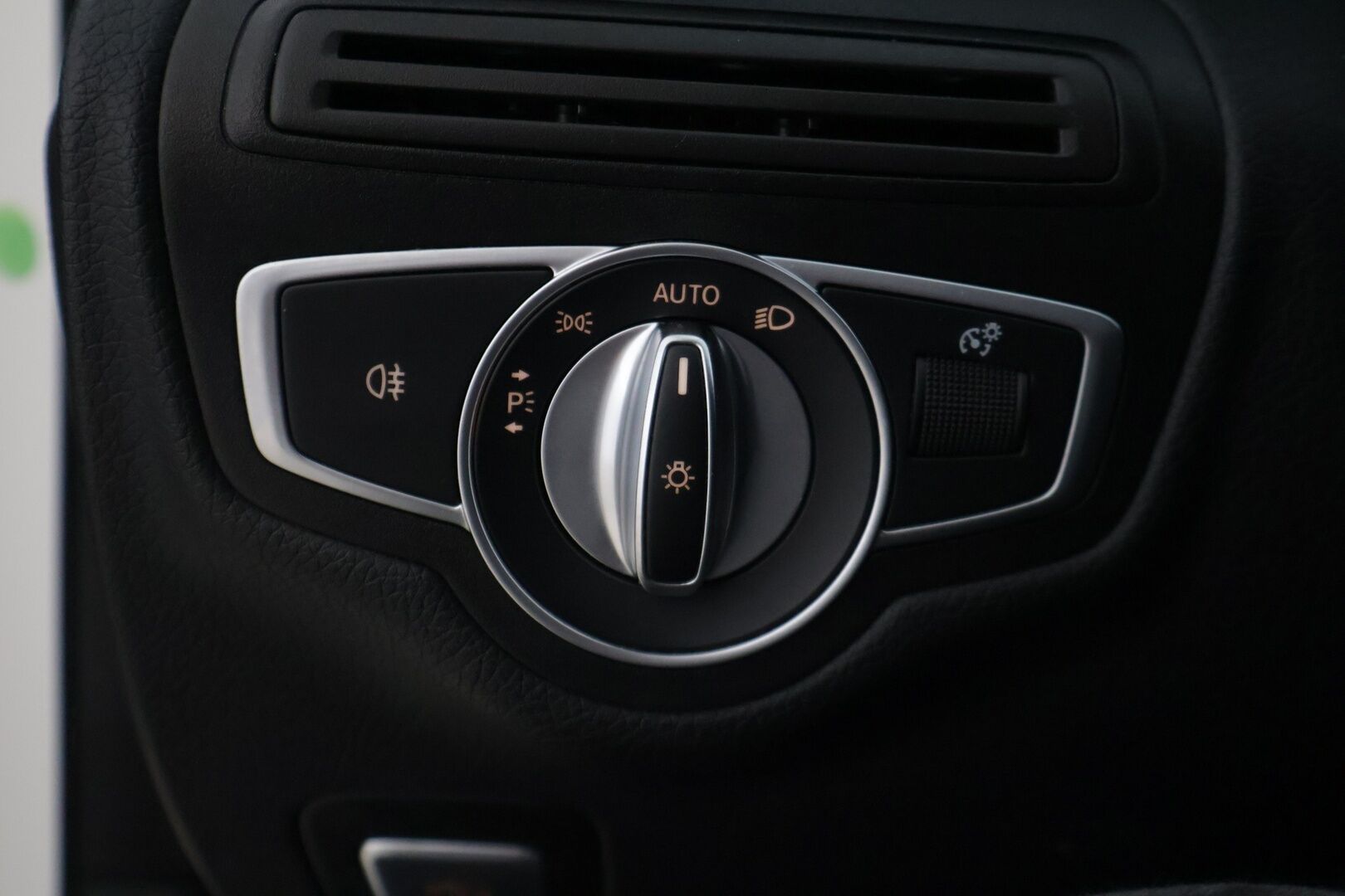 Mercedes-Benz C 2017 250 BlueTec A Premium Business - | Vakionopeudensäädin | Lohkolämmitin sisäpistokkeella | Kahdet hyväkuntoiset renkaat alumiinivanteilla | Navi | Sähköluukku | Särmät huollot |