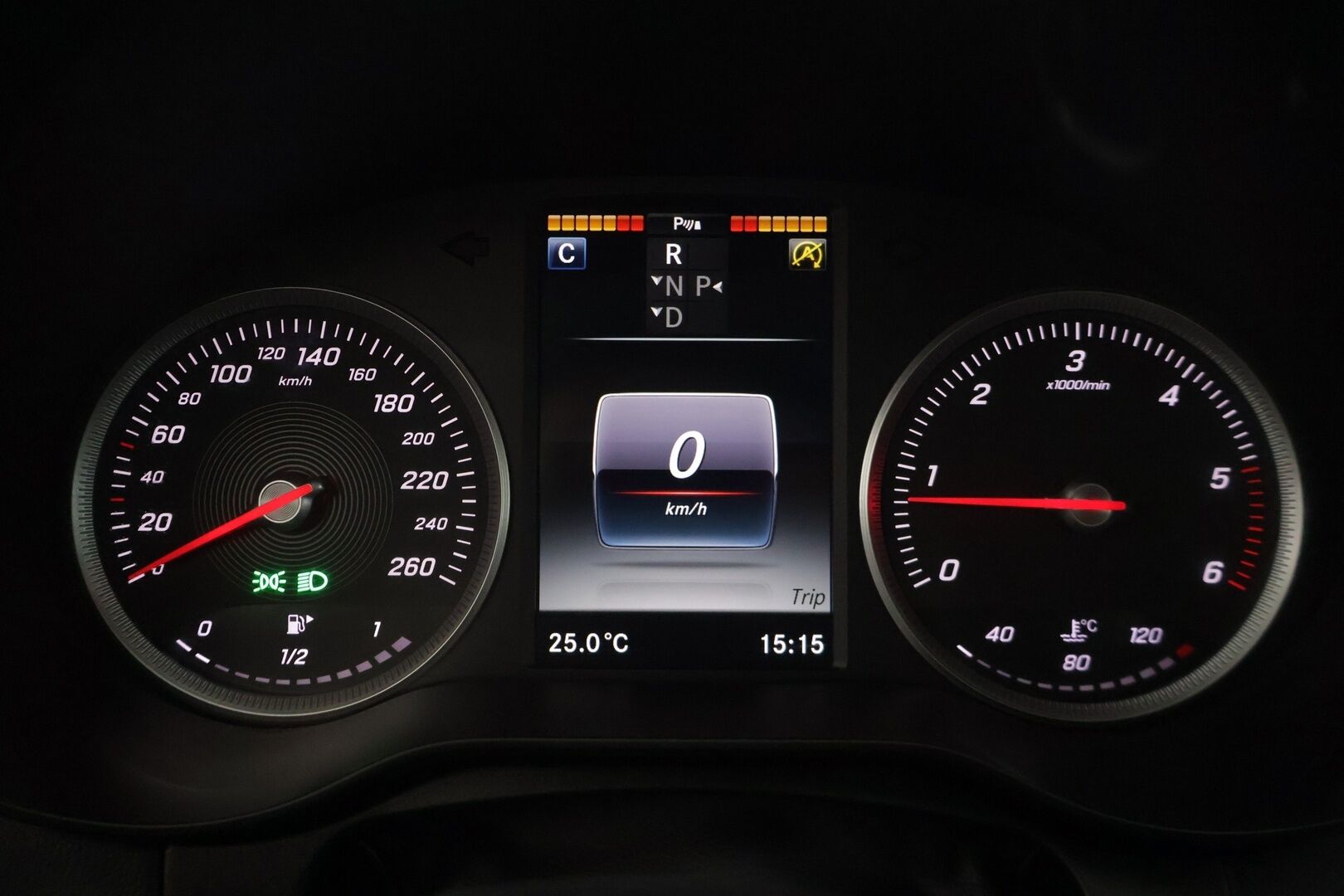 Mercedes-Benz C 2017 250 BlueTec A Premium Business - | Vakionopeudensäädin | Lohkolämmitin sisäpistokkeella | Kahdet hyväkuntoiset renkaat alumiinivanteilla | Navi | Sähköluukku | Särmät huollot |