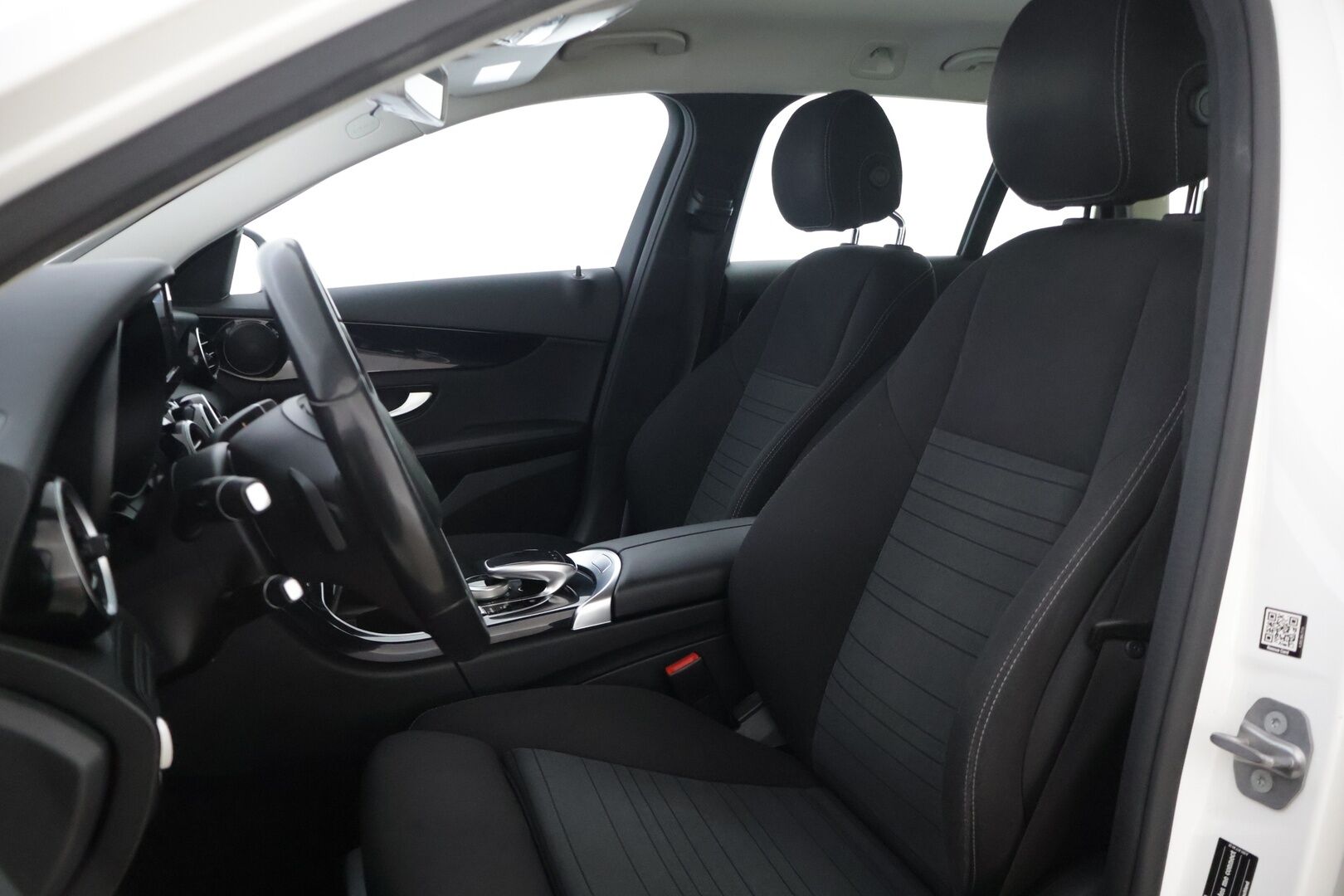 Mercedes-Benz C 2017 250 BlueTec A Premium Business - | Vakionopeudensäädin | Lohkolämmitin sisäpistokkeella | Kahdet hyväkuntoiset renkaat alumiinivanteilla | Navi | Sähköluukku | Särmät huollot |