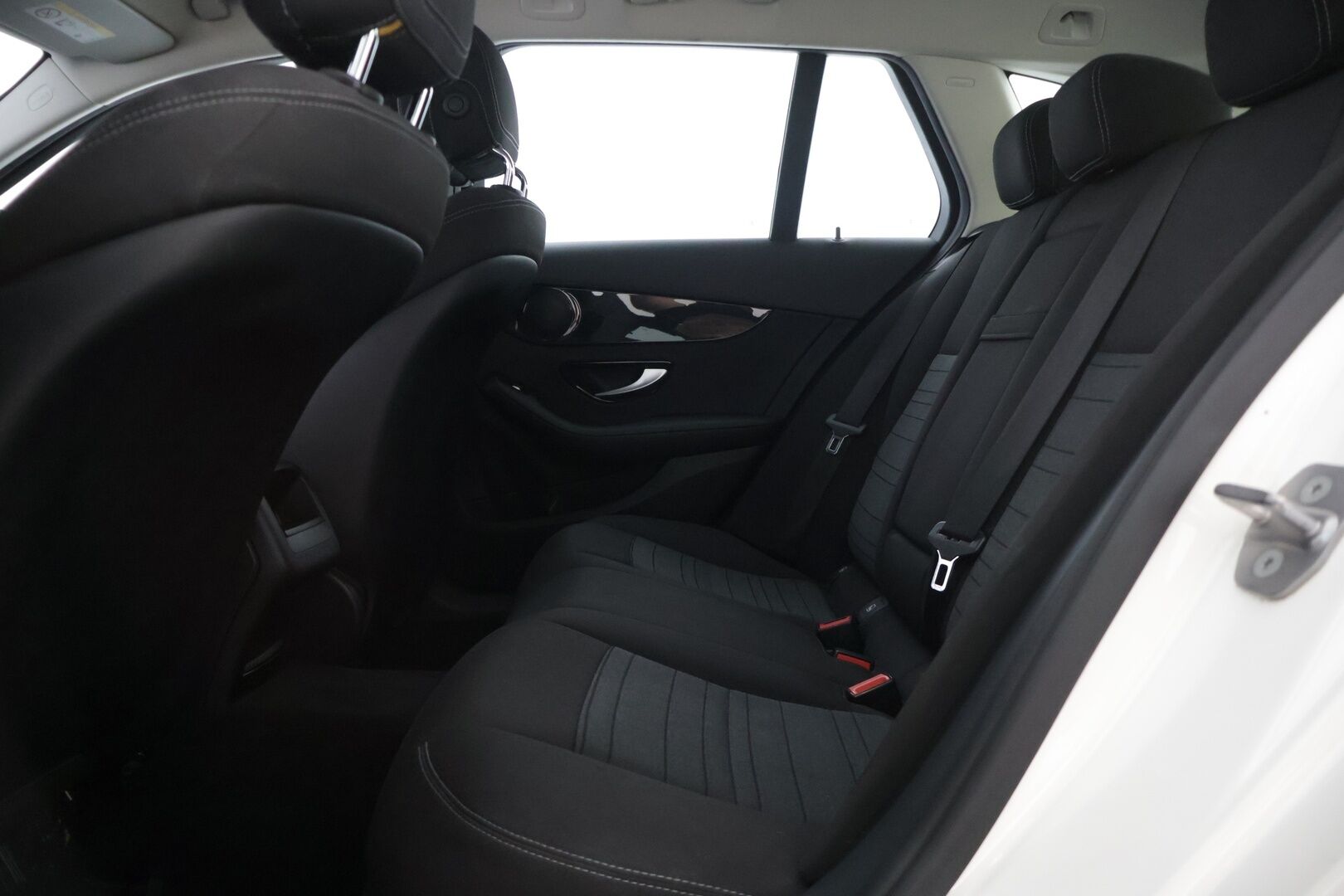 Mercedes-Benz C 2017 250 BlueTec A Premium Business - | Vakionopeudensäädin | Lohkolämmitin sisäpistokkeella | Kahdet hyväkuntoiset renkaat alumiinivanteilla | Navi | Sähköluukku | Särmät huollot |