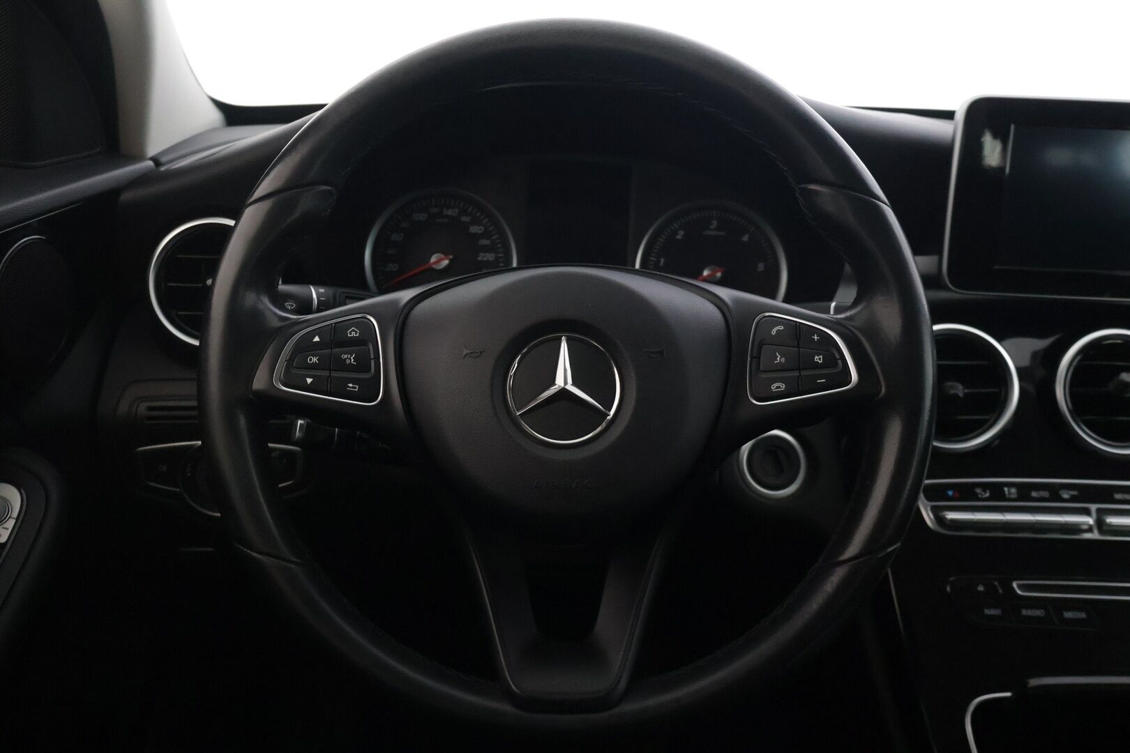 Mercedes-Benz C 2017 250 BlueTec A Premium Business - | Vakionopeudensäädin | Lohkolämmitin sisäpistokkeella | Kahdet hyväkuntoiset renkaat alumiinivanteilla | Navi | Sähköluukku | Särmät huollot |