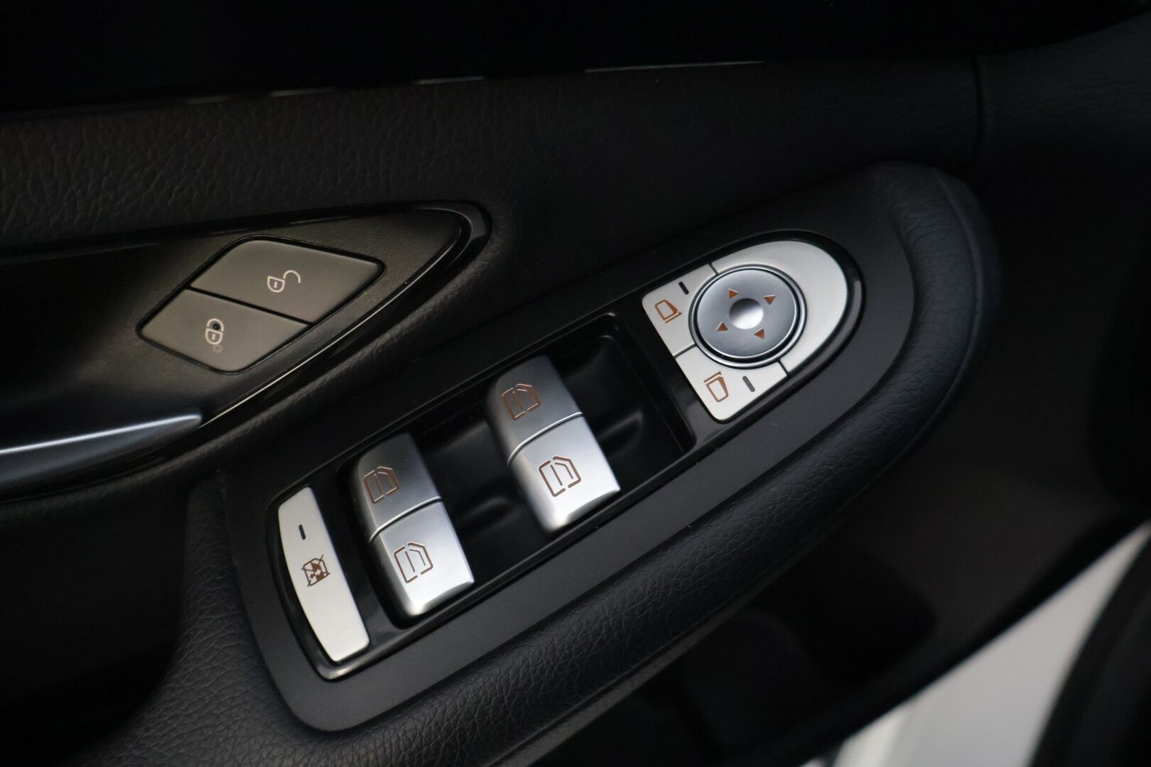 Mercedes-Benz C 2017 250 BlueTec A Premium Business - | Vakionopeudensäädin | Lohkolämmitin sisäpistokkeella | Kahdet hyväkuntoiset renkaat alumiinivanteilla | Navi | Sähköluukku | Särmät huollot |