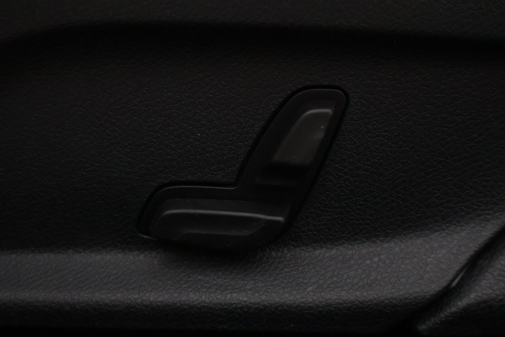 Mercedes-Benz C 2017 250 BlueTec A Premium Business - | Vakionopeudensäädin | Lohkolämmitin sisäpistokkeella | Kahdet hyväkuntoiset renkaat alumiinivanteilla | Navi | Sähköluukku | Särmät huollot |