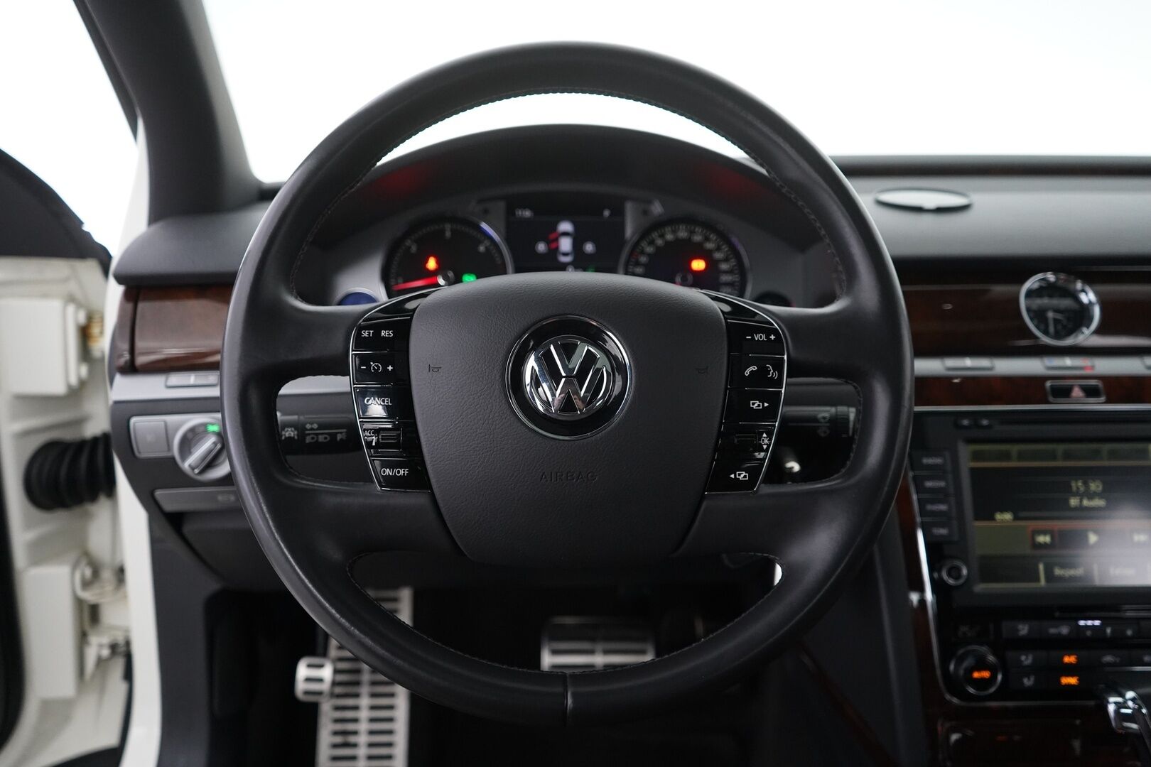 Volkswagen Phaeton 2014 3,0 V6 TDI 180 kW (245 hv) 4MOTION Tiptronic-automaatti * ACC / Kamera / Webasto / Hierovat & Ilmastoidut Muistinahat / Ilma-alusta * - SUPER VARUSTEET! / Särmä huoltohistoria / Kahdet vanteet - HULLUT VÄLIPÄIVÄT KORKOTARJOUS 2,49%