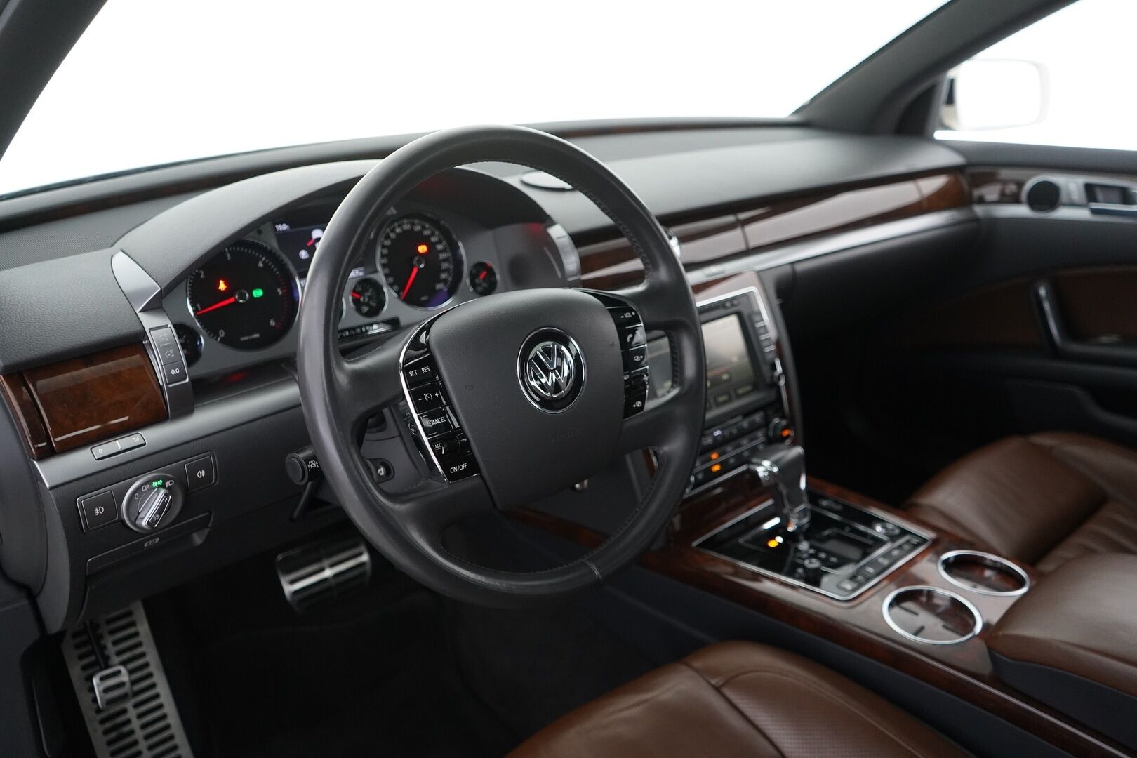 Volkswagen Phaeton 2014 3,0 V6 TDI 180 kW (245 hv) 4MOTION Tiptronic-automaatti * ACC / Kamera / Webasto / Hierovat & Ilmastoidut Muistinahat / Ilma-alusta * - SUPER VARUSTEET! / Särmä huoltohistoria / Kahdet vanteet - HULLUT VÄLIPÄIVÄT KORKOTARJOUS 2,49%