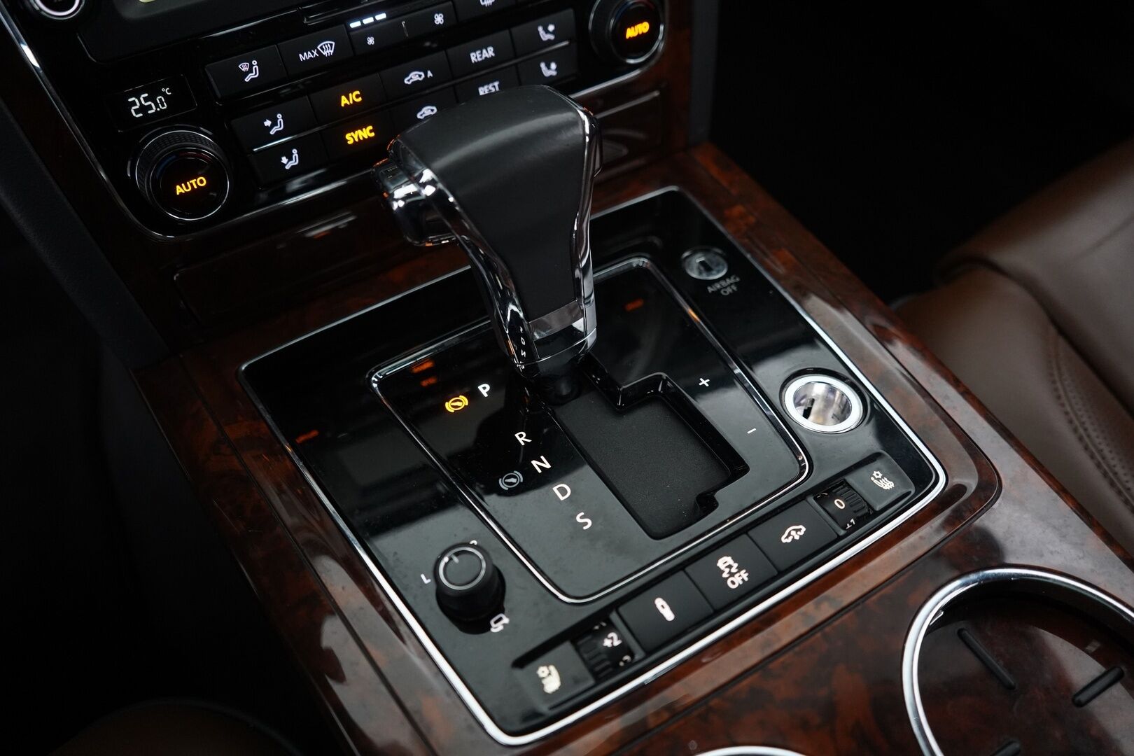 Volkswagen Phaeton 2014 3,0 V6 TDI 180 kW (245 hv) 4MOTION Tiptronic-automaatti * ACC / Kamera / Webasto / Hierovat & Ilmastoidut Muistinahat / Ilma-alusta * - SUPER VARUSTEET! / Särmä huoltohistoria / Kahdet vanteet - HULLUT VÄLIPÄIVÄT KORKOTARJOUS 2,49%