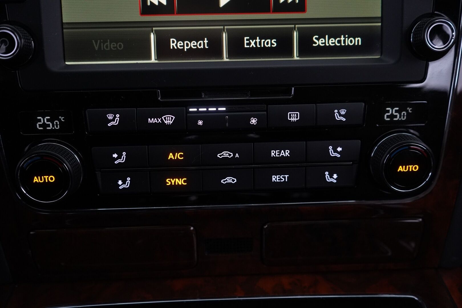 Volkswagen Phaeton 2014 3,0 V6 TDI 180 kW (245 hv) 4MOTION Tiptronic-automaatti * ACC / Kamera / Webasto / Hierovat & Ilmastoidut Muistinahat / Ilma-alusta * - SUPER VARUSTEET! / Särmä huoltohistoria / Kahdet vanteet - HULLUT VÄLIPÄIVÄT KORKOTARJOUS 2,49%