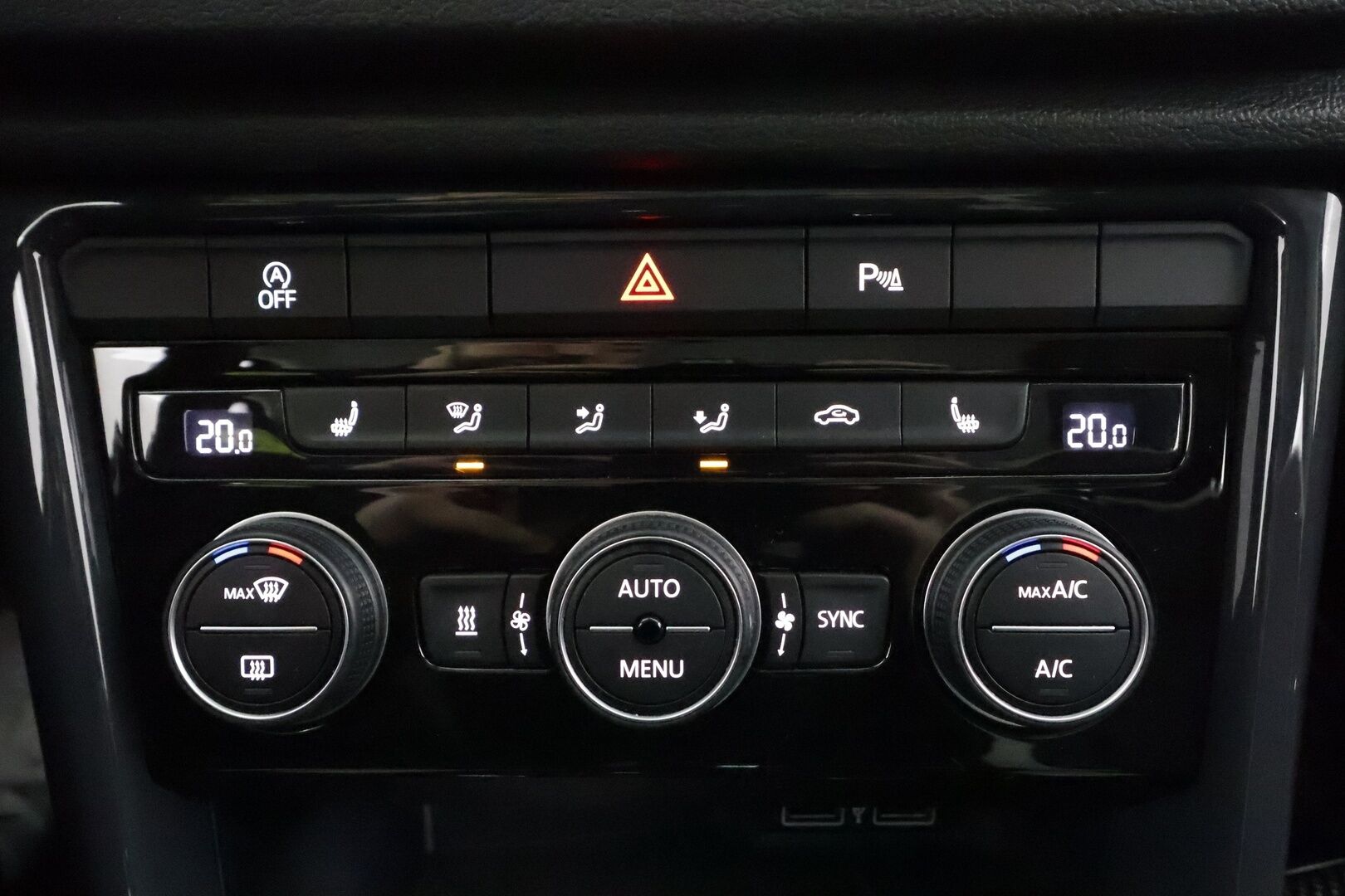 Volkswagen T-Roc 2019 Sport 1,5 TSI EVO 110 kW (150 hv) DSG-automaatti * Webasto / Adapt.Vakkari / Digimittari / LED / KeylessGo / P-Tutkat - Suomi-auto / Kahdet renkaat aluvanteilla / Siisti!