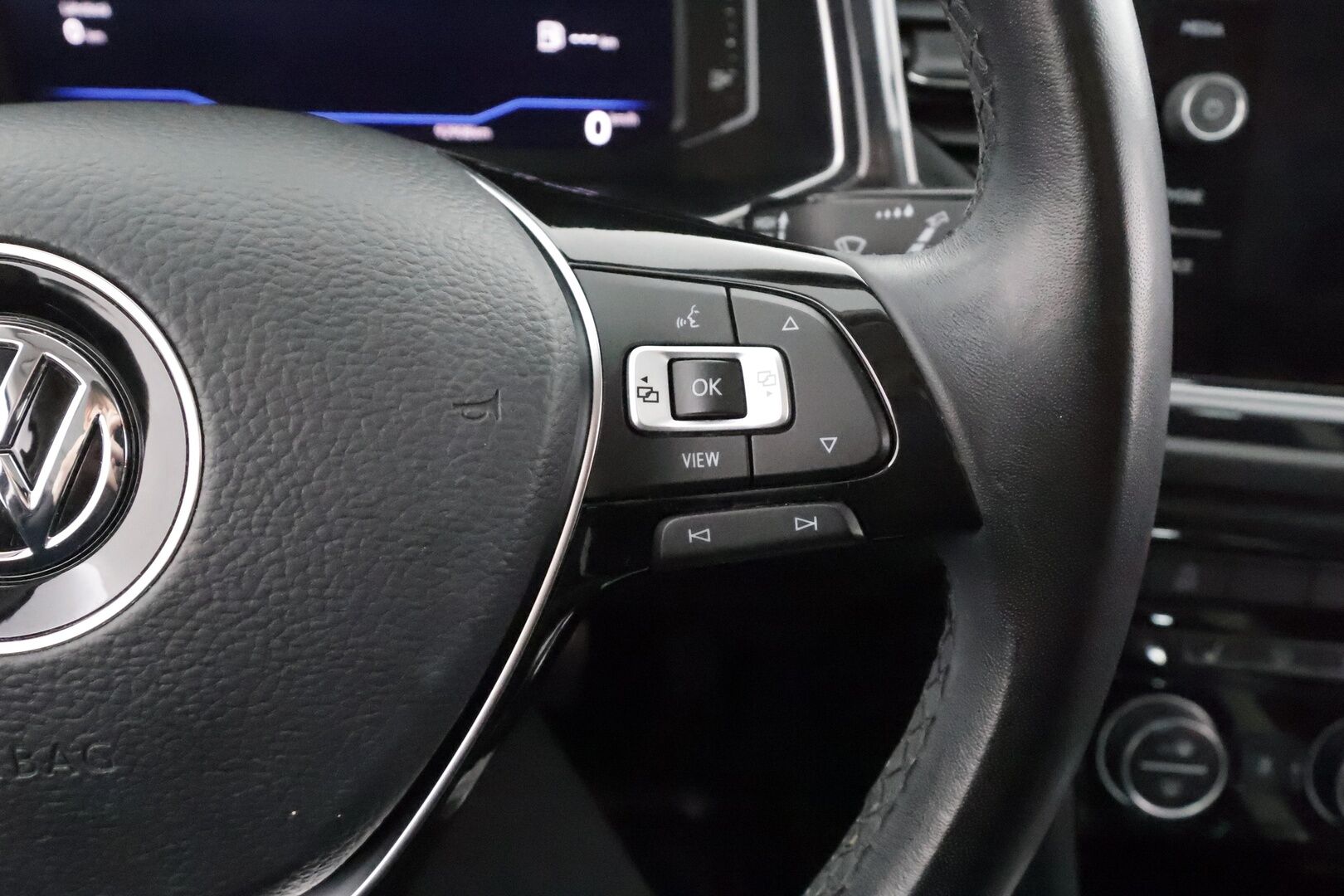 Volkswagen T-Roc 2019 Sport 1,5 TSI EVO 110 kW (150 hv) DSG-automaatti * Webasto / Adapt.Vakkari / Digimittari / LED / KeylessGo / P-Tutkat - Suomi-auto / Kahdet renkaat aluvanteilla / Siisti!