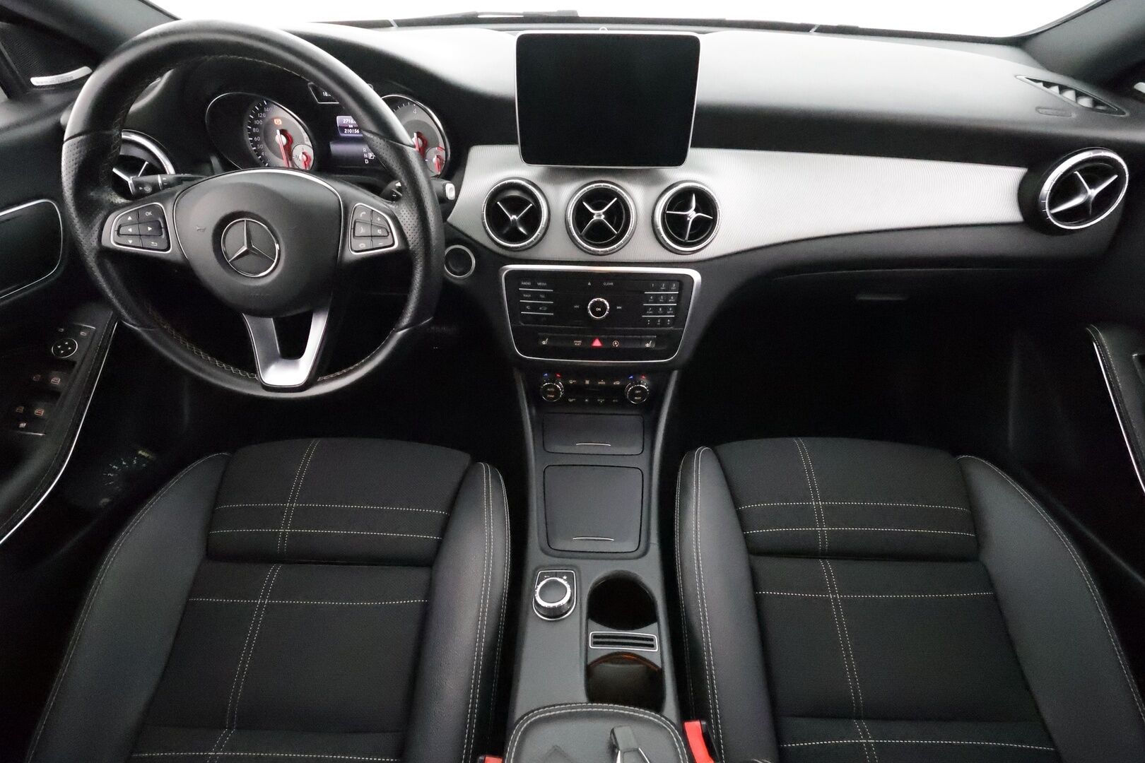Mercedes-Benz CLA 2016 220 d 4Matic A - Vetokoukku / Harman&Kardon / Comand Navi / Xenon / Puolinahkasisusta / Sporttipenkit / Lohkolämmitin / Juuri katsastettu!