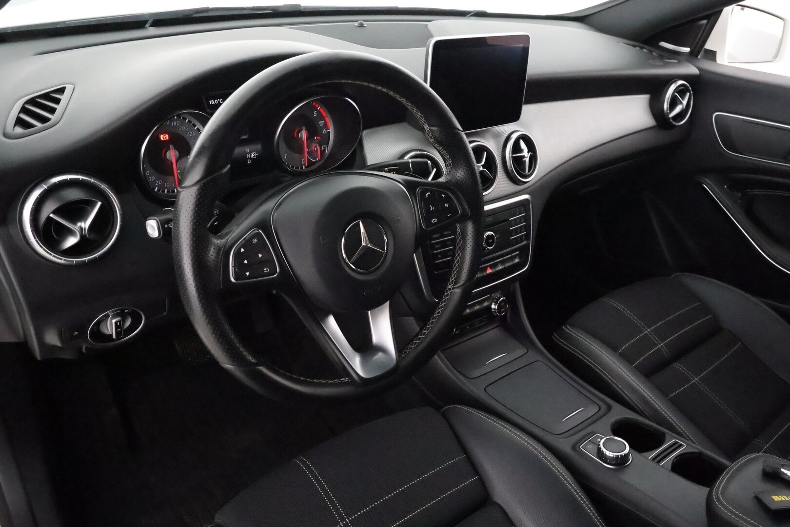 Mercedes-Benz CLA 2016 220 d 4Matic A - Vetokoukku / Harman&Kardon / Comand Navi / Xenon / Puolinahkasisusta / Sporttipenkit / Lohkolämmitin / Juuri katsastettu!