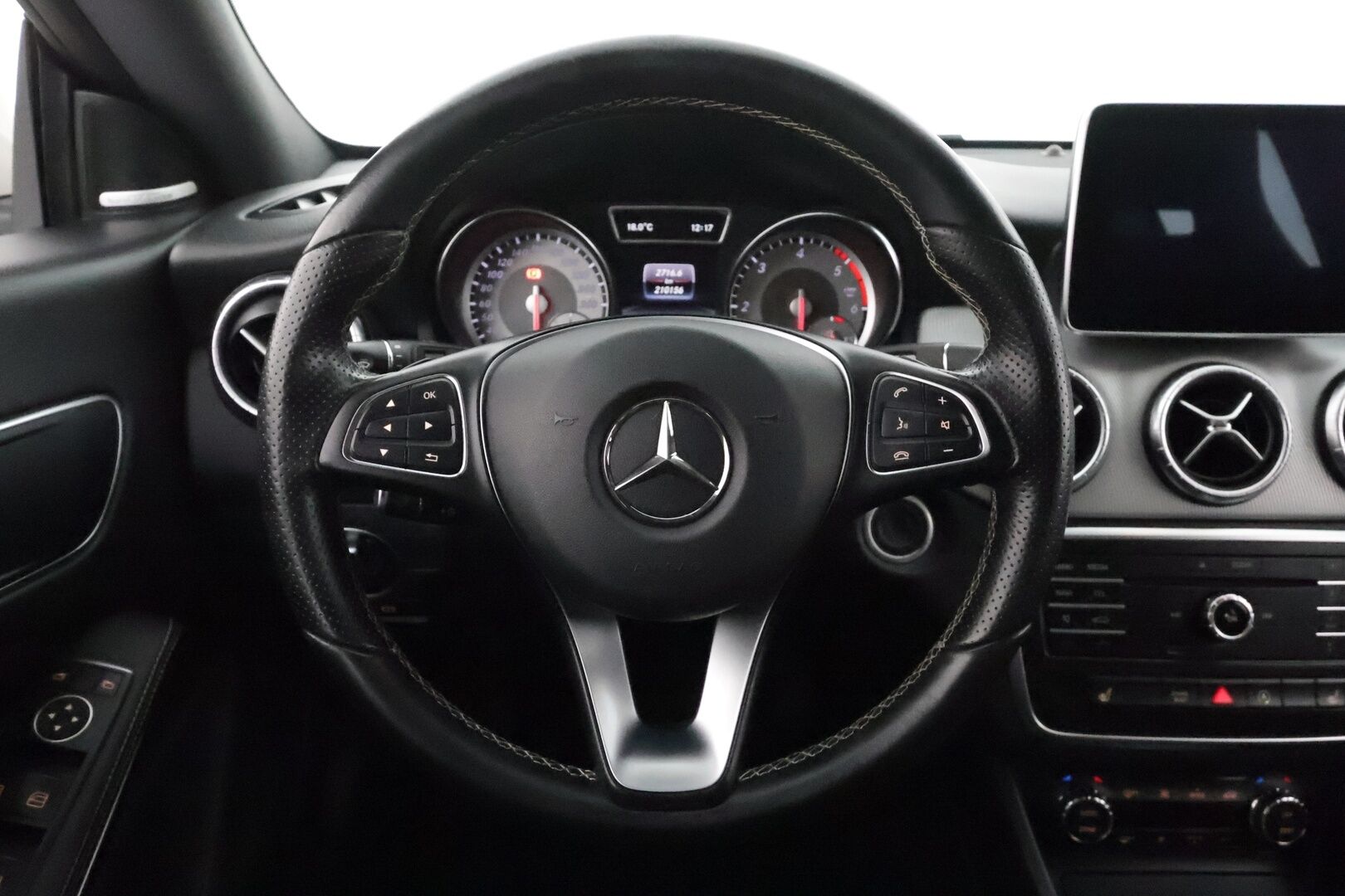 Mercedes-Benz CLA 2016 220 d 4Matic A - Vetokoukku / Harman&Kardon / Comand Navi / Xenon / Puolinahkasisusta / Sporttipenkit / Lohkolämmitin / Juuri katsastettu!