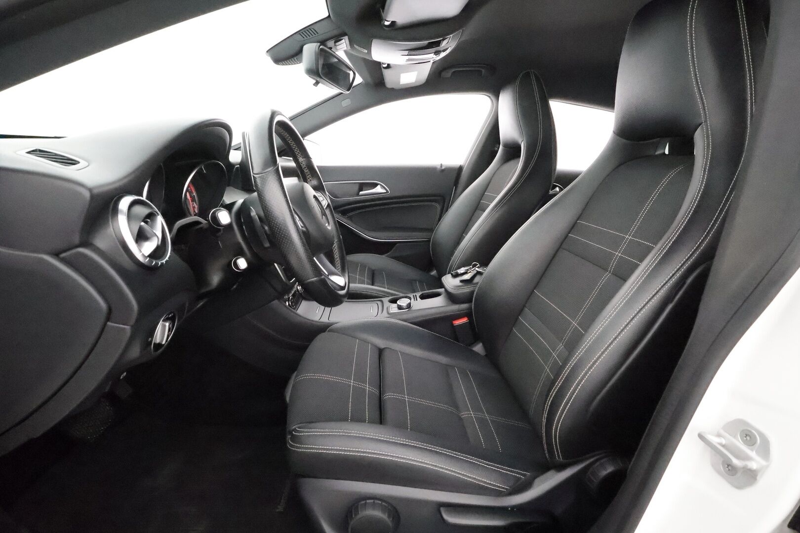 Mercedes-Benz CLA 2016 220 d 4Matic A - Vetokoukku / Harman&Kardon / Comand Navi / Xenon / Puolinahkasisusta / Sporttipenkit / Lohkolämmitin / Juuri katsastettu!
