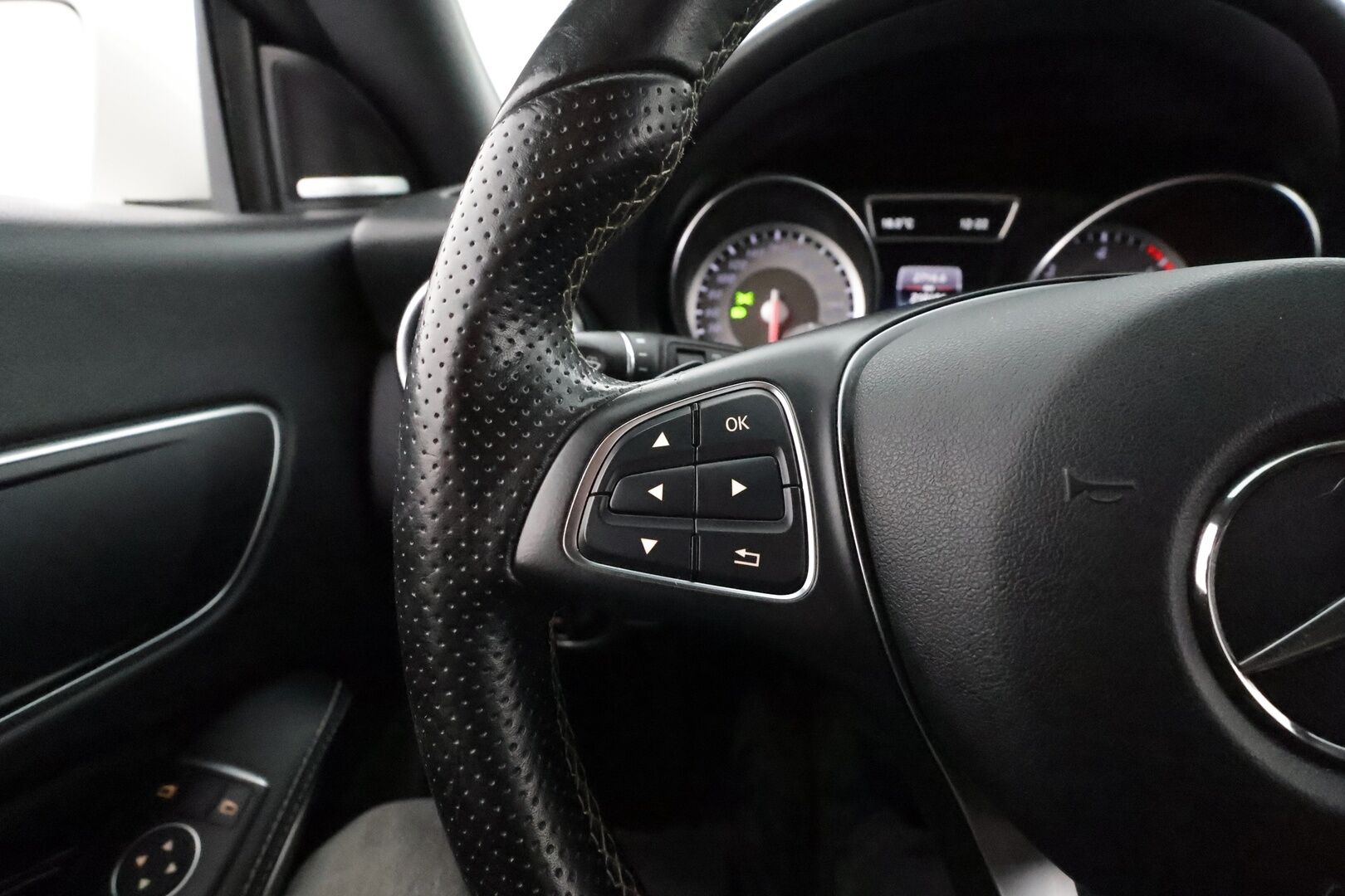 Mercedes-Benz CLA 2016 220 d 4Matic A - Vetokoukku / Harman&Kardon / Comand Navi / Xenon / Puolinahkasisusta / Sporttipenkit / Lohkolämmitin / Juuri katsastettu!