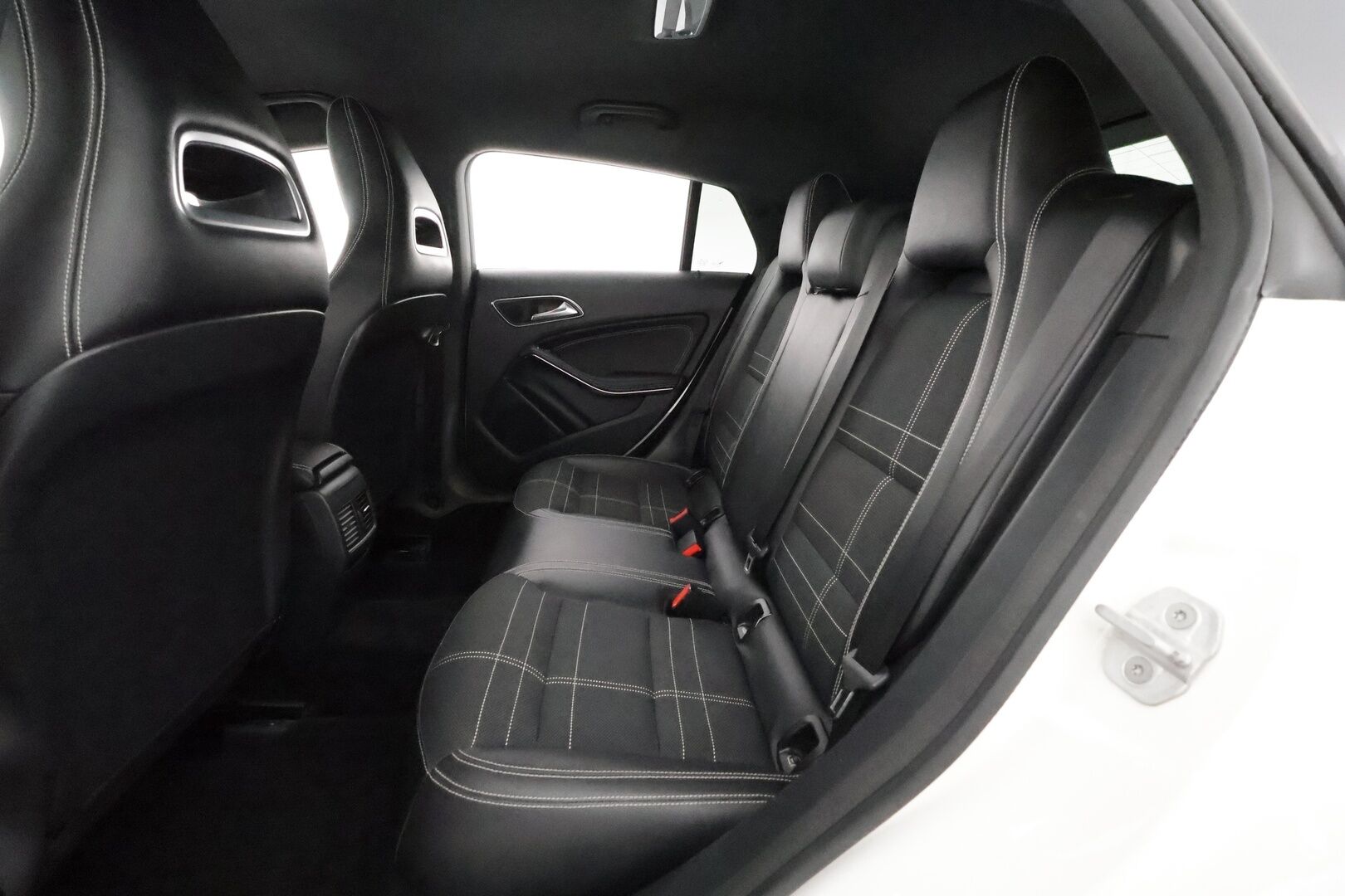 Mercedes-Benz CLA 2016 220 d 4Matic A - Vetokoukku / Harman&Kardon / Comand Navi / Xenon / Puolinahkasisusta / Sporttipenkit / Lohkolämmitin / Juuri katsastettu!