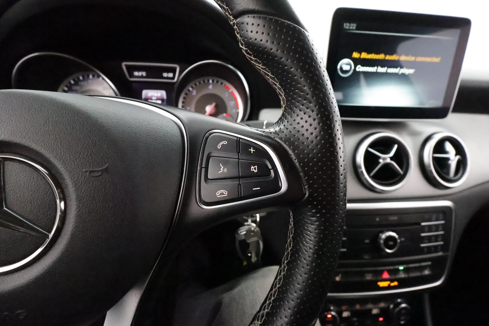 Mercedes-Benz CLA 2016 220 d 4Matic A - Vetokoukku / Harman&Kardon / Comand Navi / Xenon / Puolinahkasisusta / Sporttipenkit / Lohkolämmitin / Juuri katsastettu!