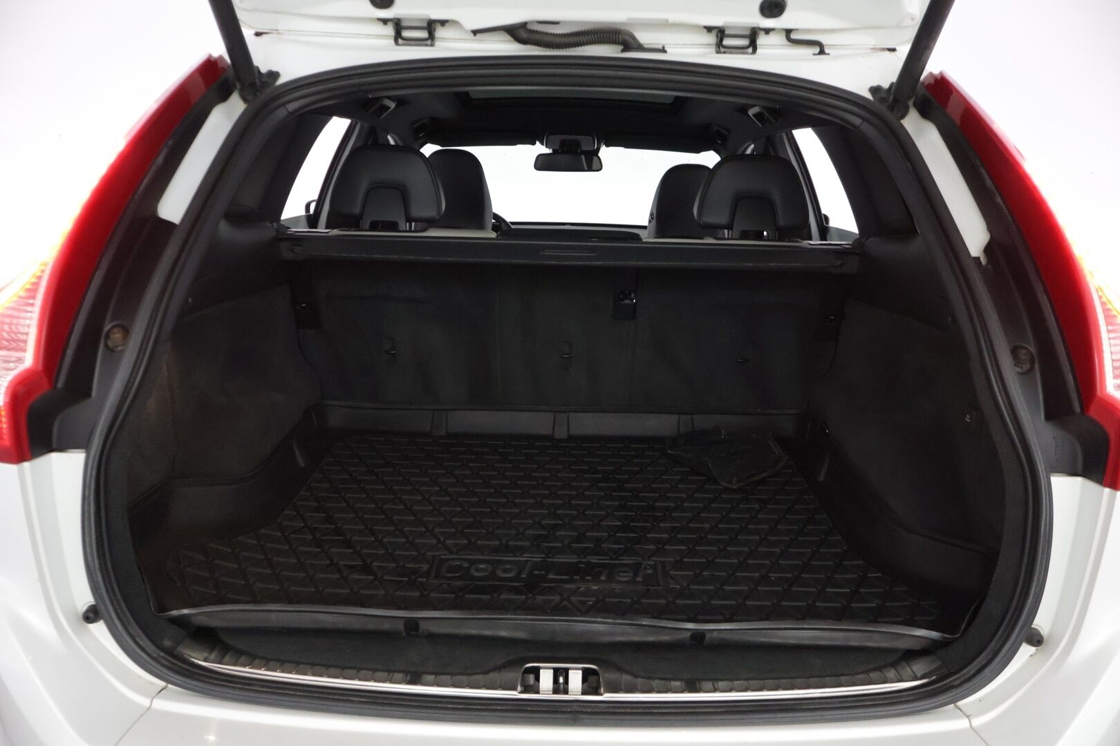 Volvo XC60 2013 D4 AWD Summum aut * Panorama / Keyless / Navi / Webasto / High Perf Audio / Koukku * - *Polestar optimoitu / 20'' vanteet kesälle / Vahva 2.4l moottori* 