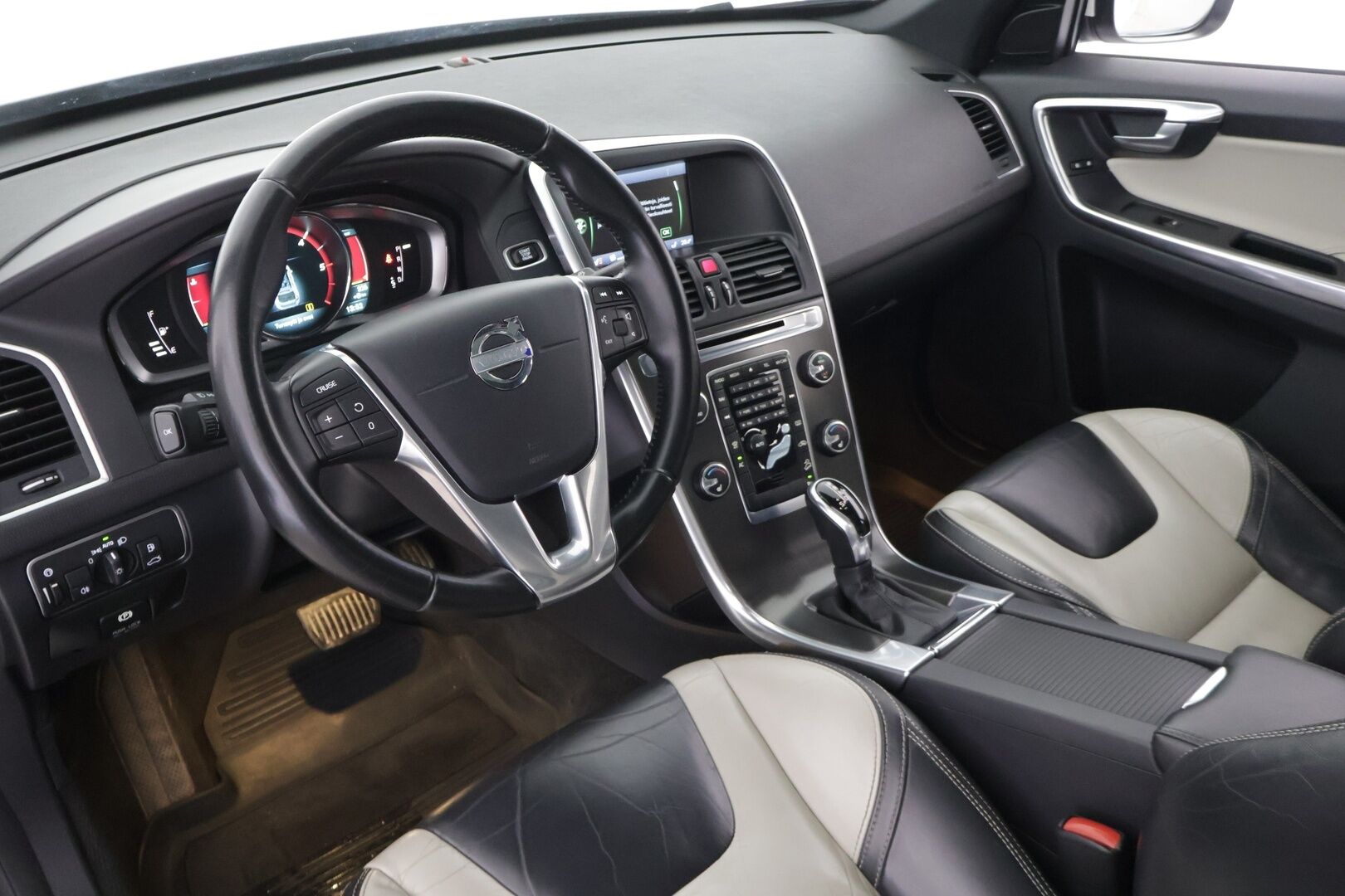 Volvo XC60 2013 D4 AWD Summum aut * Panorama / Keyless / Navi / Webasto / High Perf Audio / Koukku * - *Polestar optimoitu / 20'' vanteet kesälle / Vahva 2.4l moottori* 