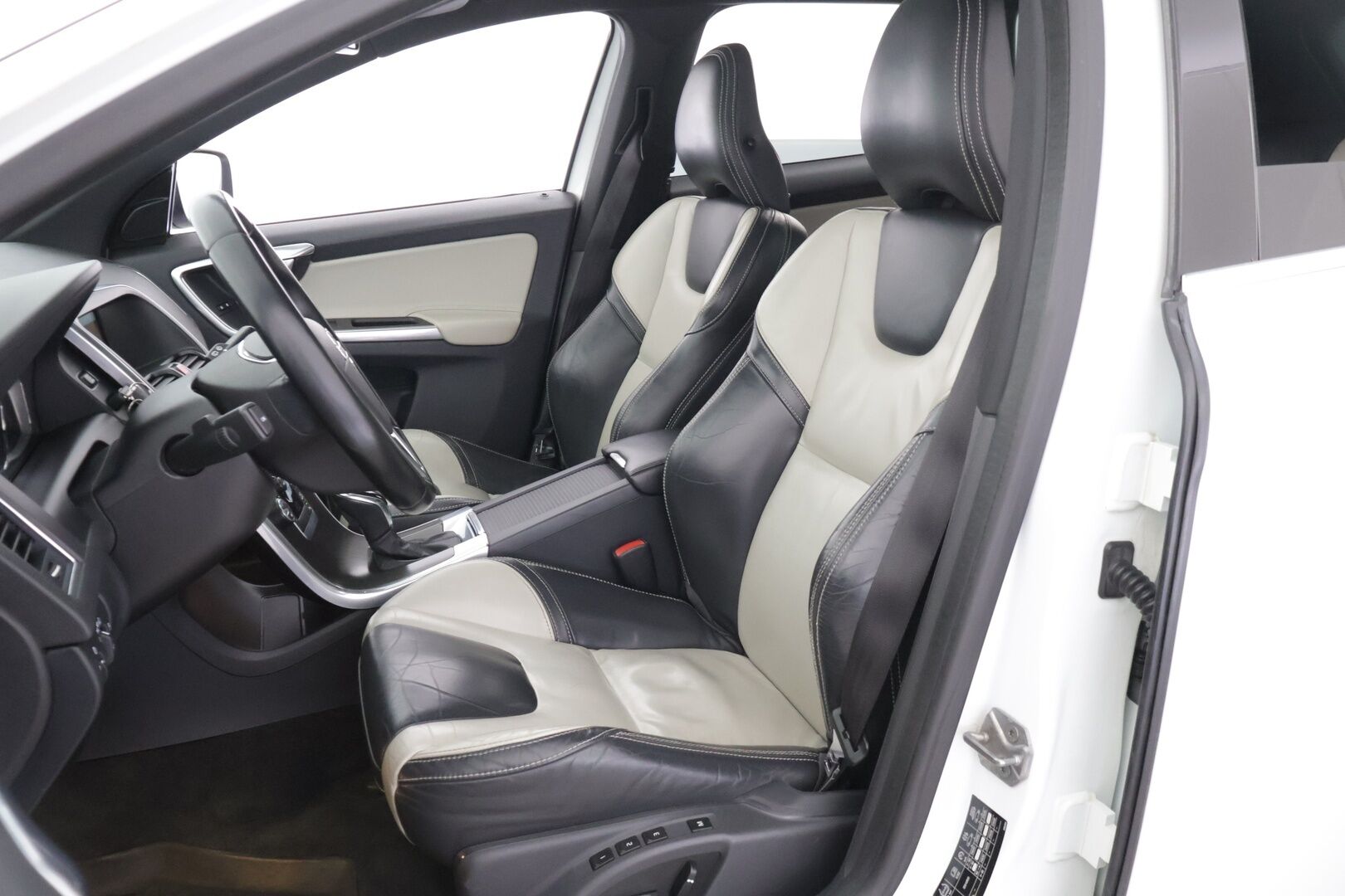 Volvo XC60 2013 D4 AWD Summum aut * Panorama / Keyless / Navi / Webasto / High Perf Audio / Koukku * - *Polestar optimoitu / 20'' vanteet kesälle / Vahva 2.4l moottori* 