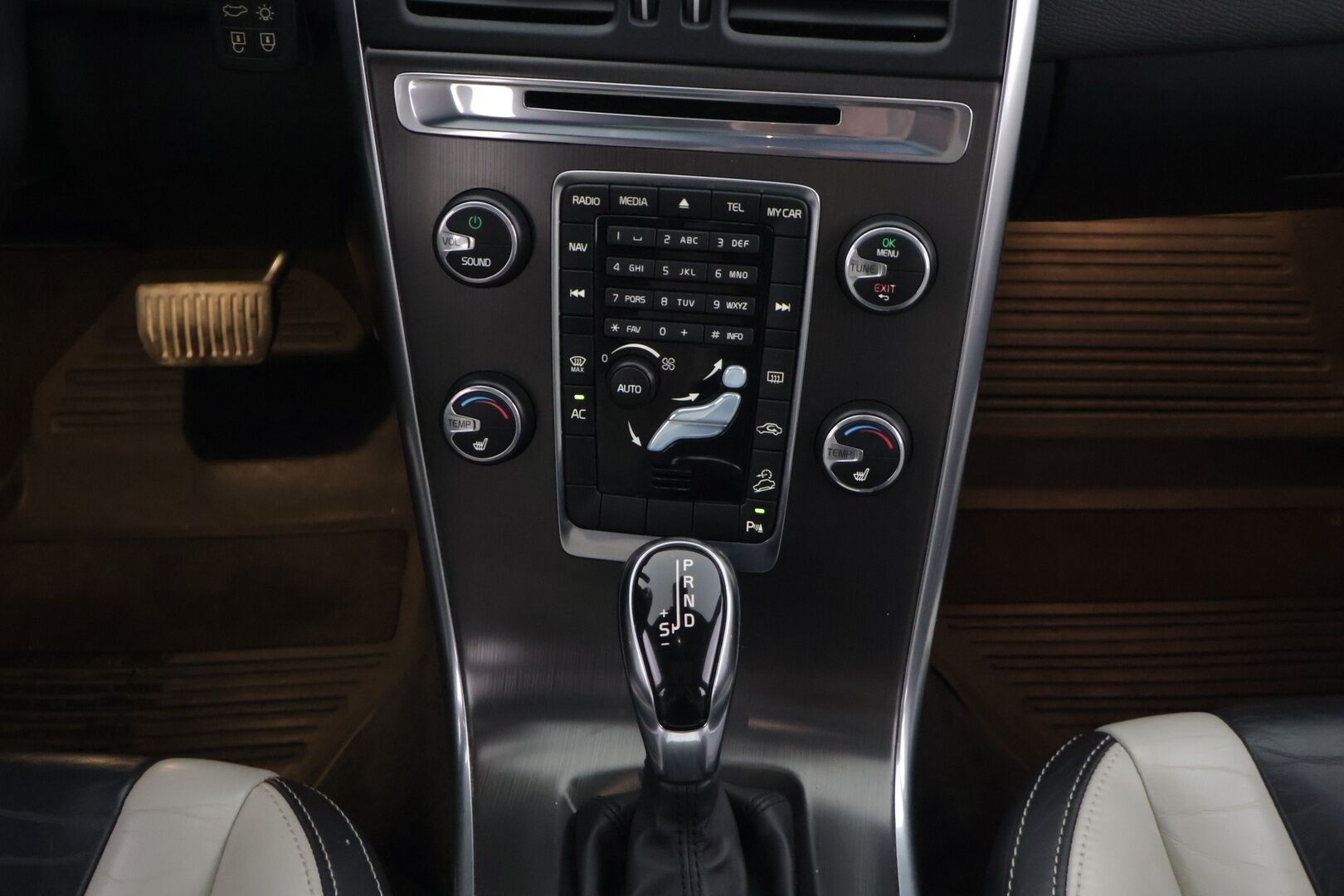 Volvo XC60 2013 D4 AWD Summum aut * Panorama / Keyless / Navi / Webasto / High Perf Audio / Koukku * - *Polestar optimoitu / 20'' vanteet kesälle / Vahva 2.4l moottori* 