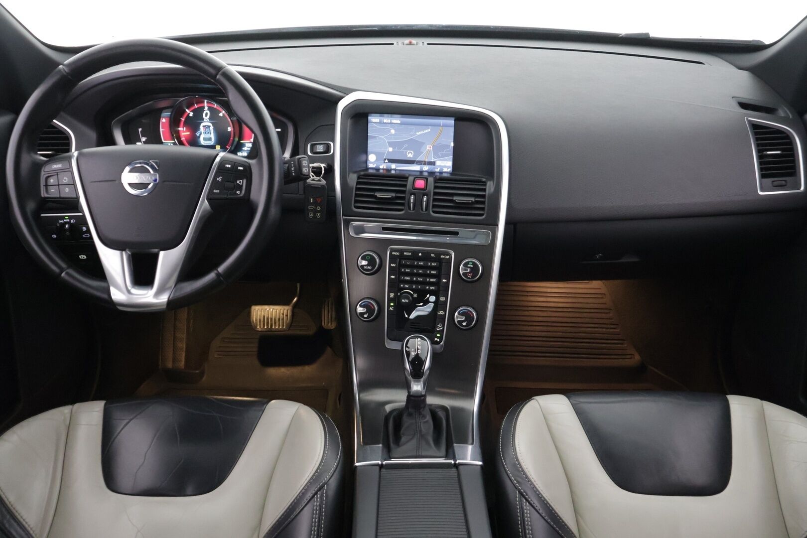 Volvo XC60 2013 D4 AWD Summum aut * Panorama / Keyless / Navi / Webasto / High Perf Audio / Koukku * - *Polestar optimoitu / 20'' vanteet kesälle / Vahva 2.4l moottori* 