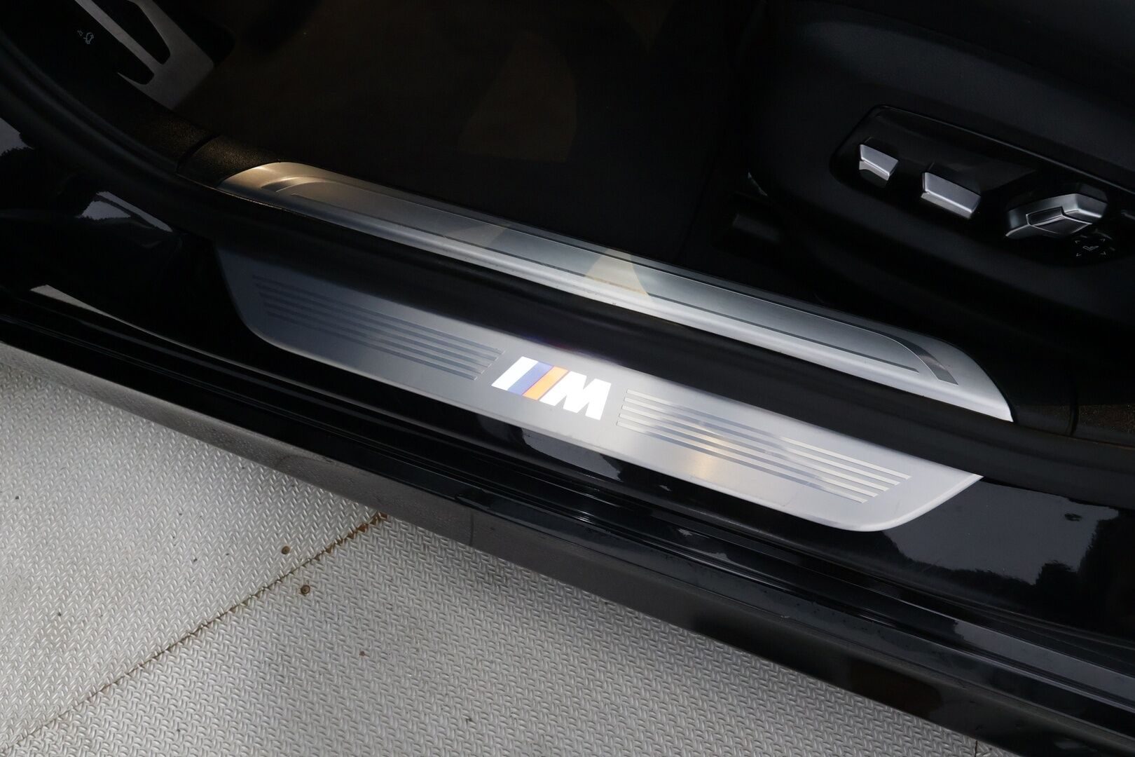 BMW 745 2020 G12 Sedan 745Le A xDrive M-Sport - | ACC | HUD | Comfort nahat muistilla | Laser | H/K | Sky Lounge | Panorama | Sähk. takapenkit | DAP | Eleohjaus | Comfort Access | P.kamera |