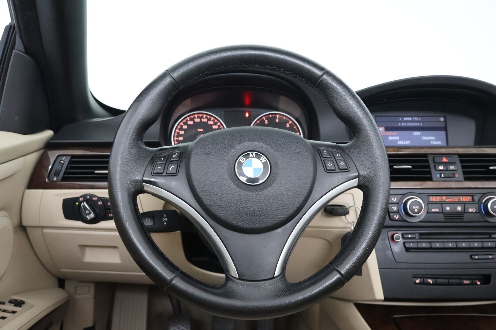 BMW 320 2009 320i Avoauto (AE) 2ov 1995cm3 - Muistipenkki | Vaalea nahkasisusta | Lohko + sisäp. | Xenon | P. Tutkat | Vakkari | 2x Renkaat