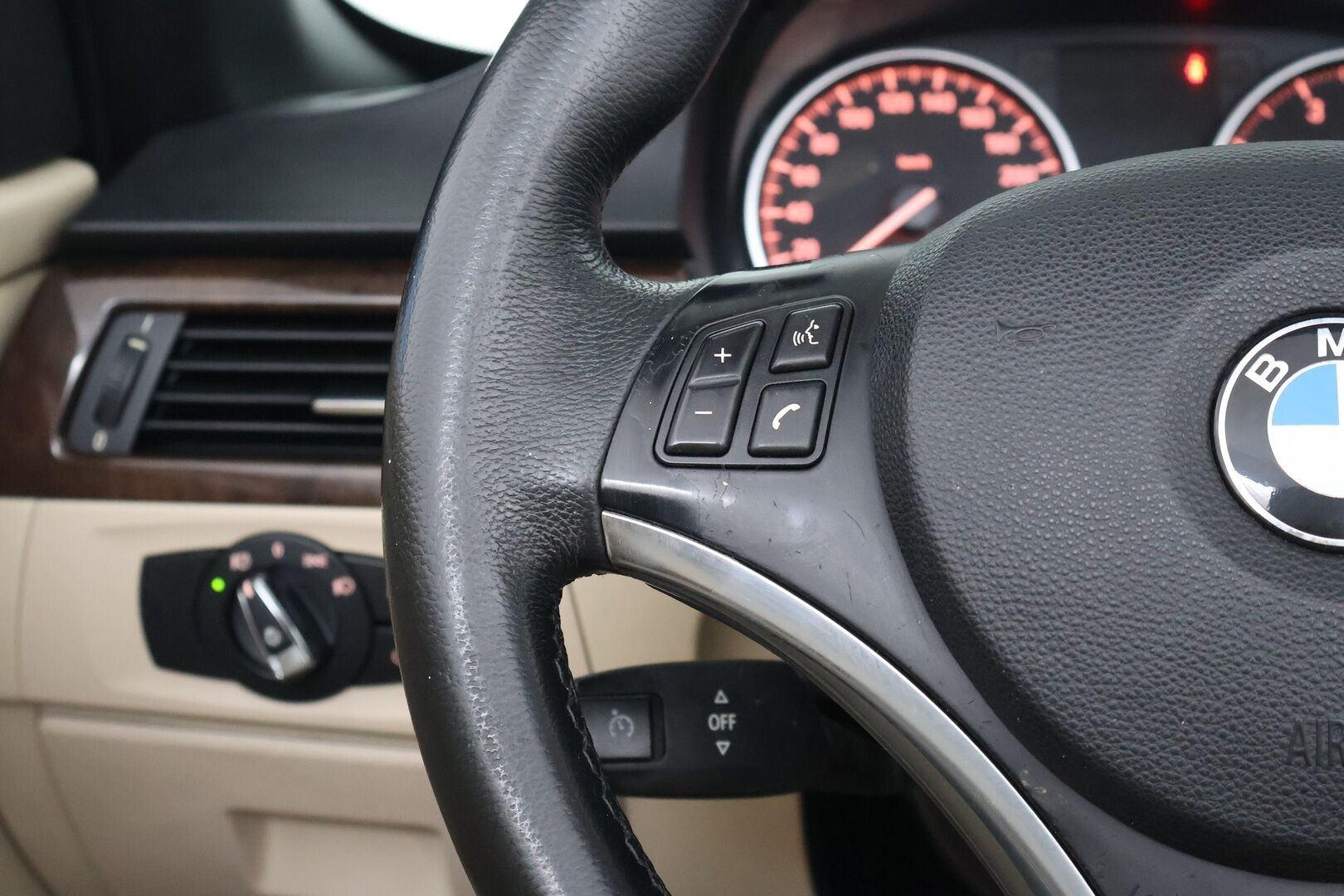 BMW 320 2009 E93 Cabrio - Muistipenkki | Vaalea nahkasisusta | Lohko + sisäp. | Xenon | P. Tutkat | Vakkari | 2x Renkaat