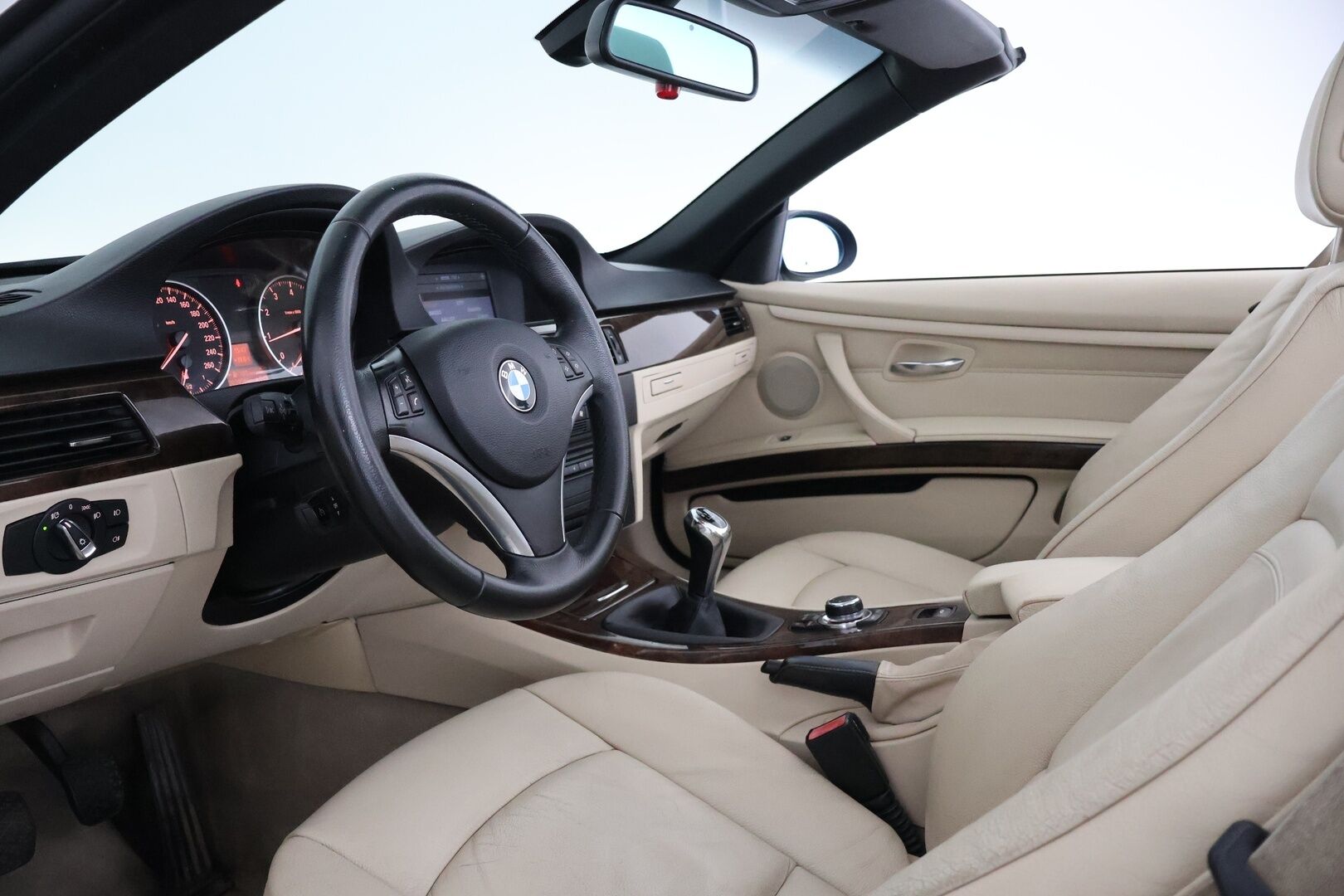 BMW 320 2009 320i Avoauto (AE) 2ov 1995cm3 - Muistipenkki | Vaalea nahkasisusta | Lohko + sisäp. | Xenon | P. Tutkat | Vakkari | 2x Renkaat