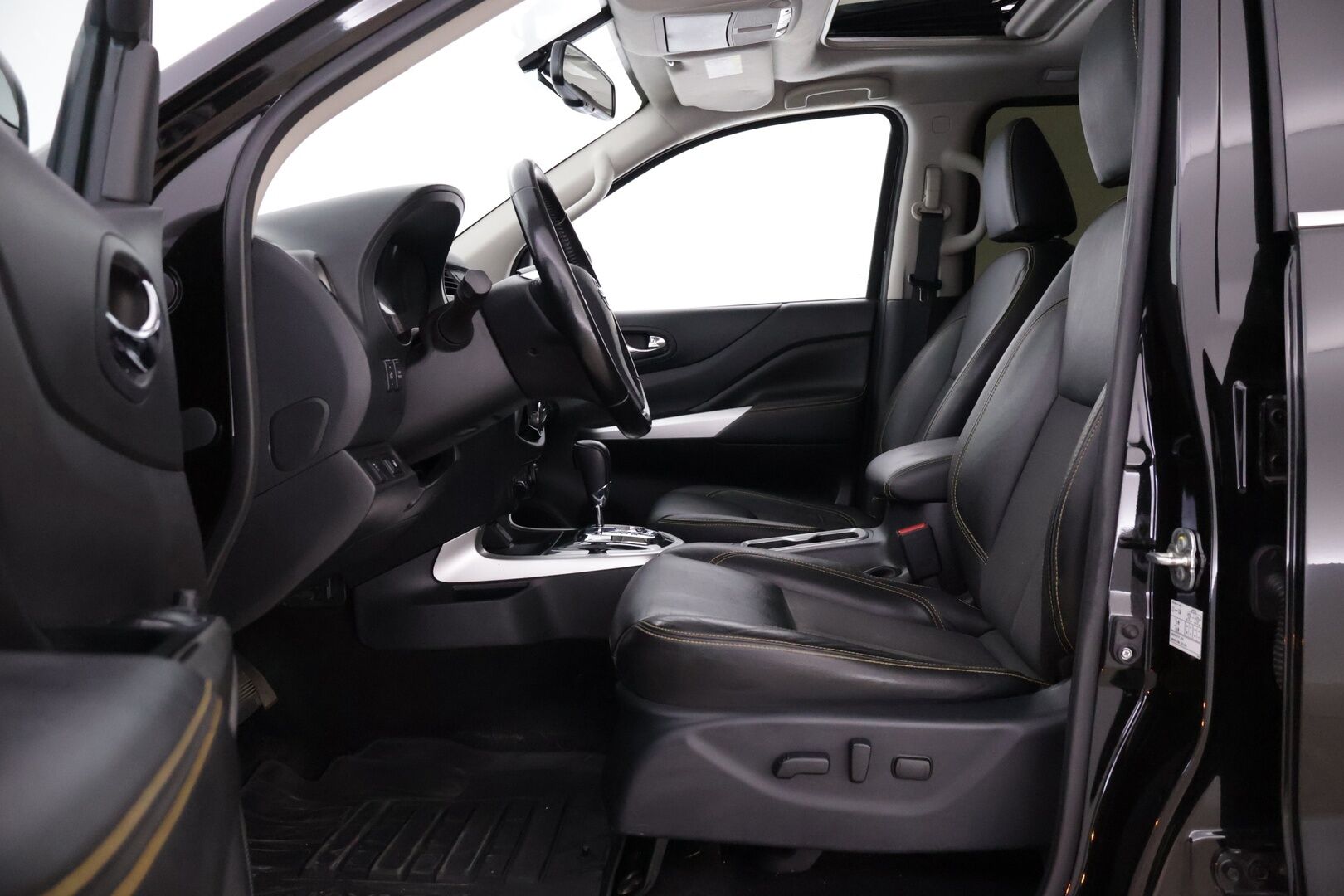 Nissan Navara 2019 Double Cab 2,3 dCi 190hp AT N-Guard, 2 Seats *ALV / 360° / Kattoluukku / KeyLessGo / Nahat / Sähköpenkki / Koukku* - Juuri katsastettu / Hyvin huollettu! / Kahdet renkaat aluvanteilla* - Osta nyt, maksa vasta ensi vuonna