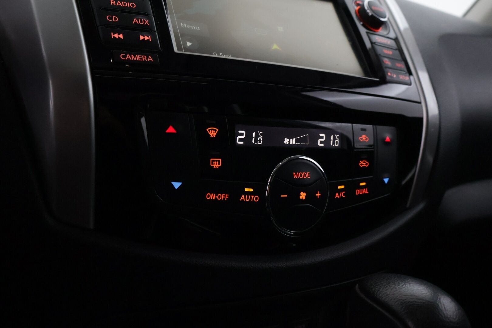 Nissan Navara 2019 Double Cab 2,3 dCi 190hp AT N-Guard, 2 Seats *ALV / 360° / Kattoluukku / KeyLessGo / Nahat / Sähköpenkki / Koukku* - Juuri katsastettu / Hyvin huollettu! / Kahdet renkaat aluvanteilla* - Osta nyt, maksa vasta ensi vuonna