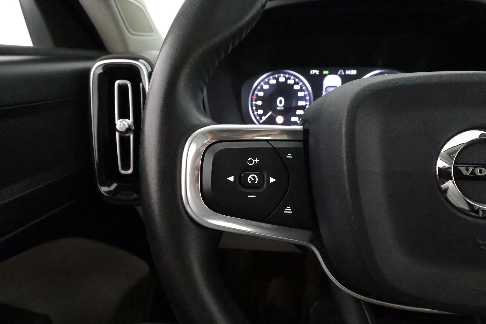 Volvo XC40 2019 D4 AWD Business aut **1-om. Suomi-auto / Pa-lämmitin / Keyless / Koukku / Apple&Android** - 3,99 % KORKOTARJOUS TÄHÄN AUTOON - 