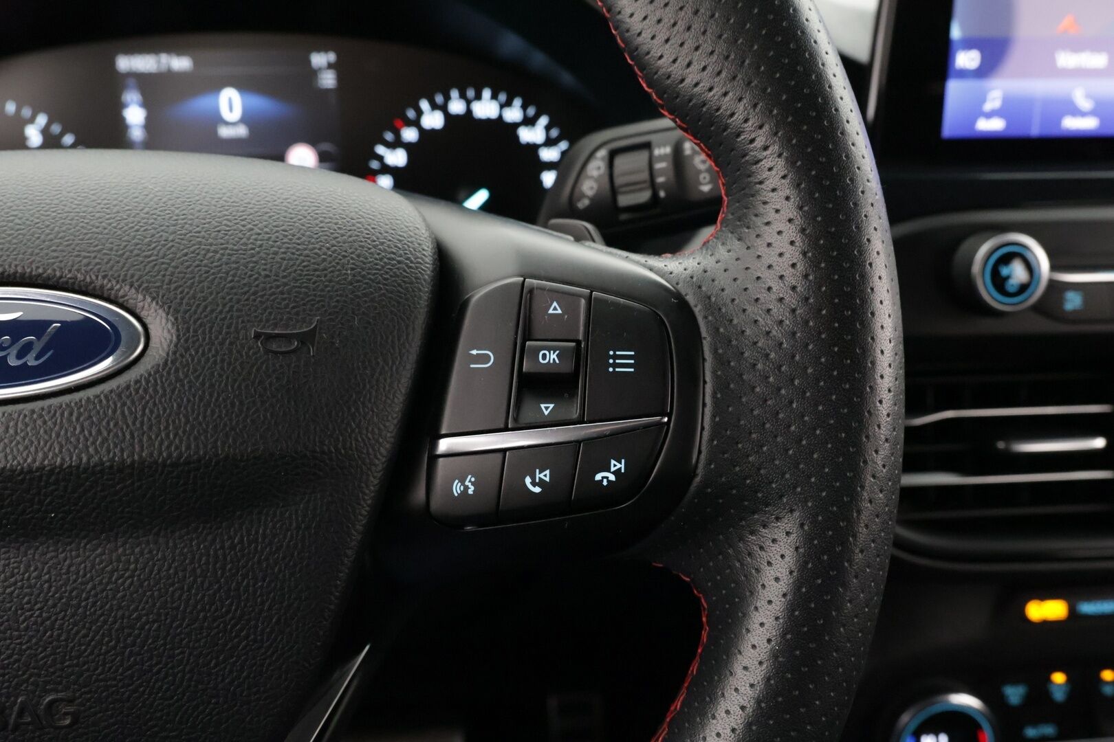 Ford Focus 2019 1,0 EcoBoost 125hv  ST-Line * ACC / Koukku / B&O / P-kamera * - Taloudellinen / B&O / 2xrenkaat - HULLUT AVAJAISHULINAT KORKOTARJOUS 3,29 %