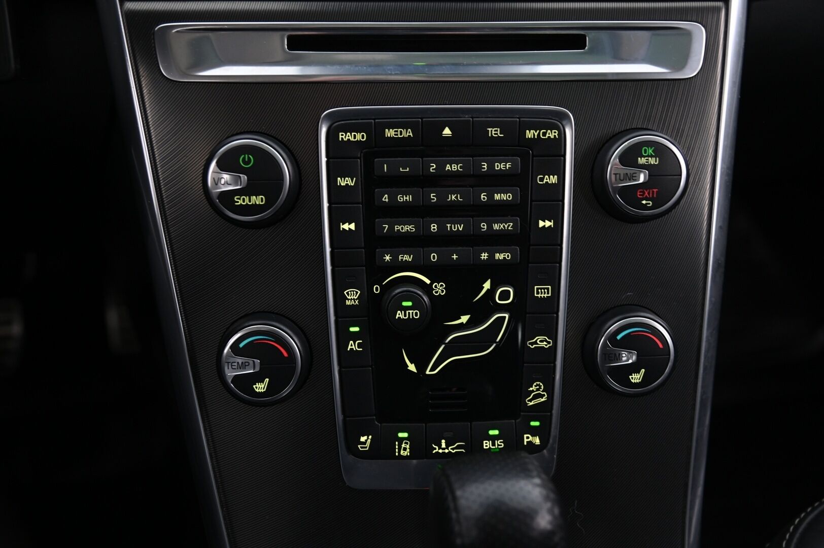 Volvo XC60 2012 D5 AWD R-Design aut *Webasto / Adapt.vakkari / Panorama / Koukku / Muistipenkki / Nahkasisusta / Blis / 2x Avain* - Peruutuskamera / Xenon / Bluetooth 