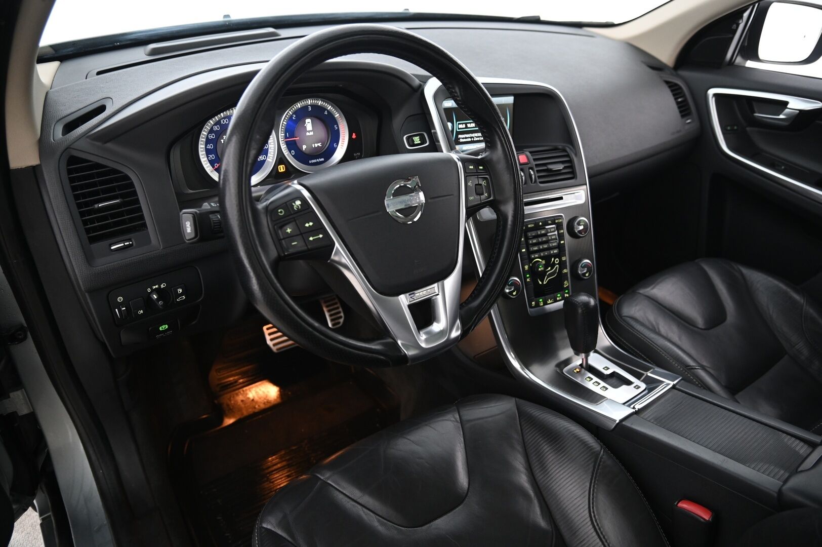 Volvo XC60 2012 D5 AWD R-Design aut *Webasto / Adapt.vakkari / Panorama / Koukku / Muistipenkki / Nahkasisusta / Blis / 2x Avain* - Peruutuskamera / Xenon / Bluetooth 