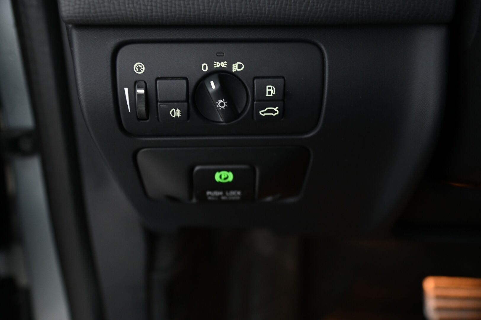 Volvo XC60 2012 D5 AWD R-Design aut *Webasto / Adapt.vakkari / Panorama / Koukku / Muistipenkki / Nahkasisusta / Blis / 2x Avain* - Peruutuskamera / Xenon / Bluetooth 