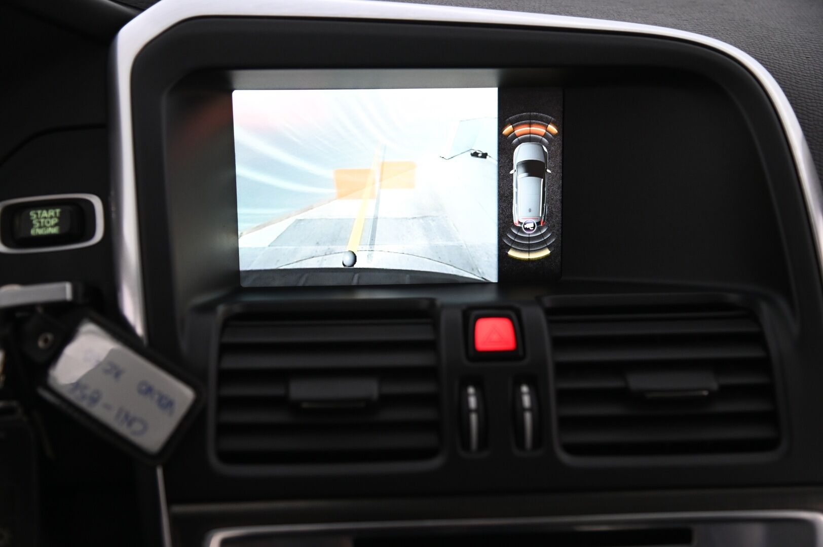 Volvo XC60 2012 D5 AWD R-Design aut *Webasto / Adapt.vakkari / Panorama / Koukku / Muistipenkki / Nahkasisusta / Blis / 2x Avain* - Peruutuskamera / Xenon / Bluetooth - HULLUT AVAJAISHULINAT KORKOTARJOUS 3,29 %