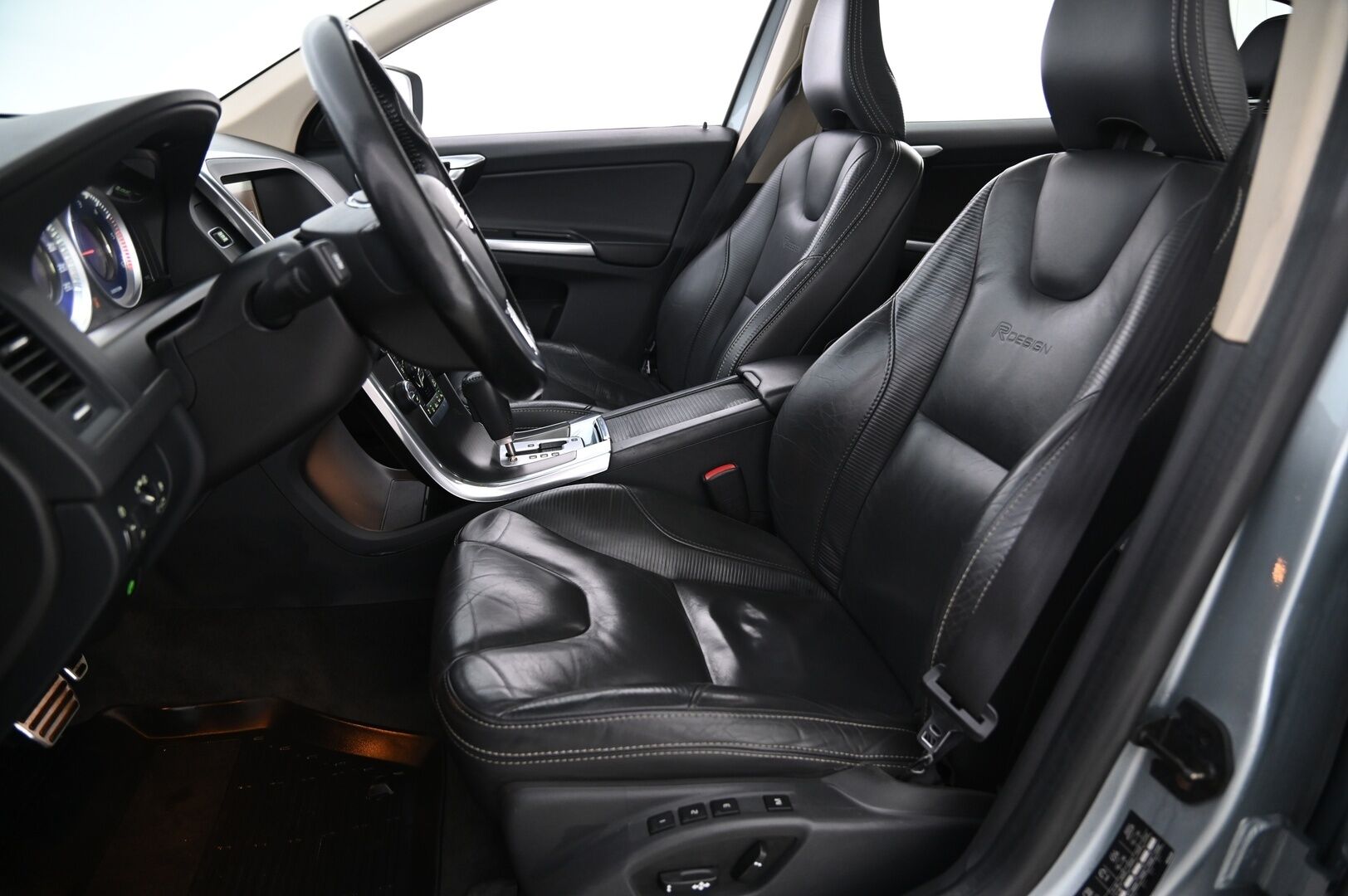 Volvo XC60 2012 D5 AWD R-Design aut *Webasto / Adapt.vakkari / Panorama / Koukku / Muistipenkki / Nahkasisusta / Blis / 2x Avain* - Peruutuskamera / Xenon / Bluetooth 