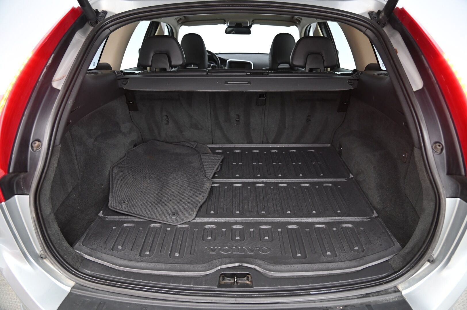 Volvo XC60 2012 D5 AWD R-Design aut *Webasto / Adapt.vakkari / Panorama / Koukku / Muistipenkki / Nahkasisusta / Blis / 2x Avain* - Peruutuskamera / Xenon / Bluetooth 