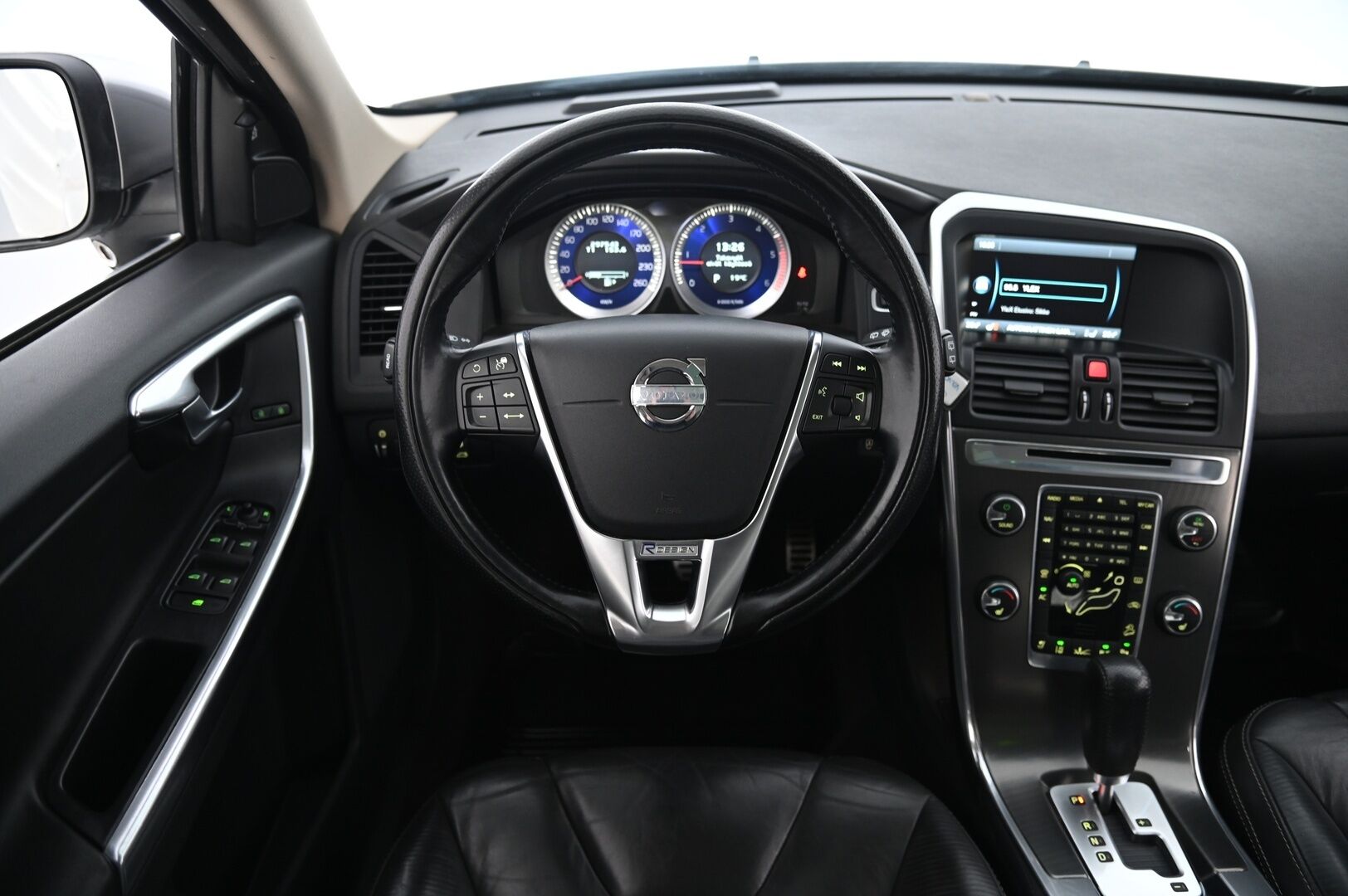 Volvo XC60 2012 D5 AWD R-Design aut *Webasto / Adapt.vakkari / Panorama / Koukku / Muistipenkki / Nahkasisusta / Blis / 2x Avain* - Peruutuskamera / Xenon / Bluetooth - HULLUT AVAJAISHULINAT KORKOTARJOUS 3,29 %