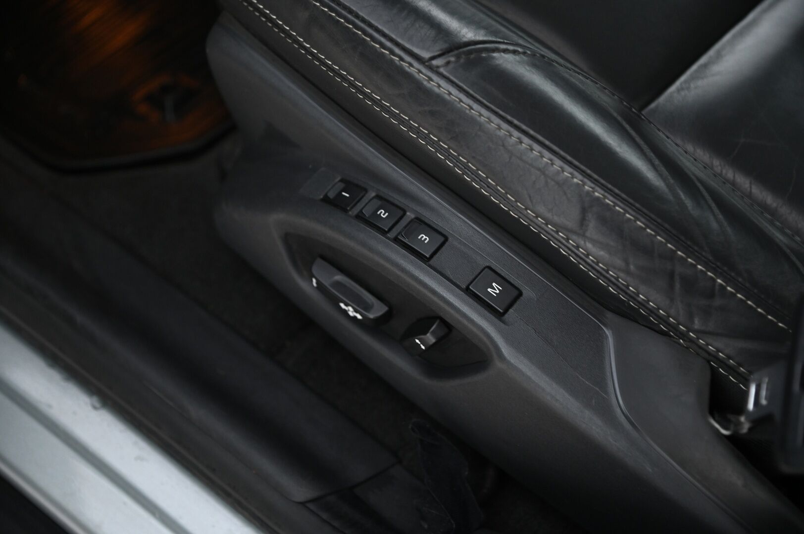 Volvo XC60 2012 D5 AWD R-Design aut *Webasto / Adapt.vakkari / Panorama / Koukku / Muistipenkki / Nahkasisusta / Blis / 2x Avain* - Peruutuskamera / Xenon / Bluetooth 