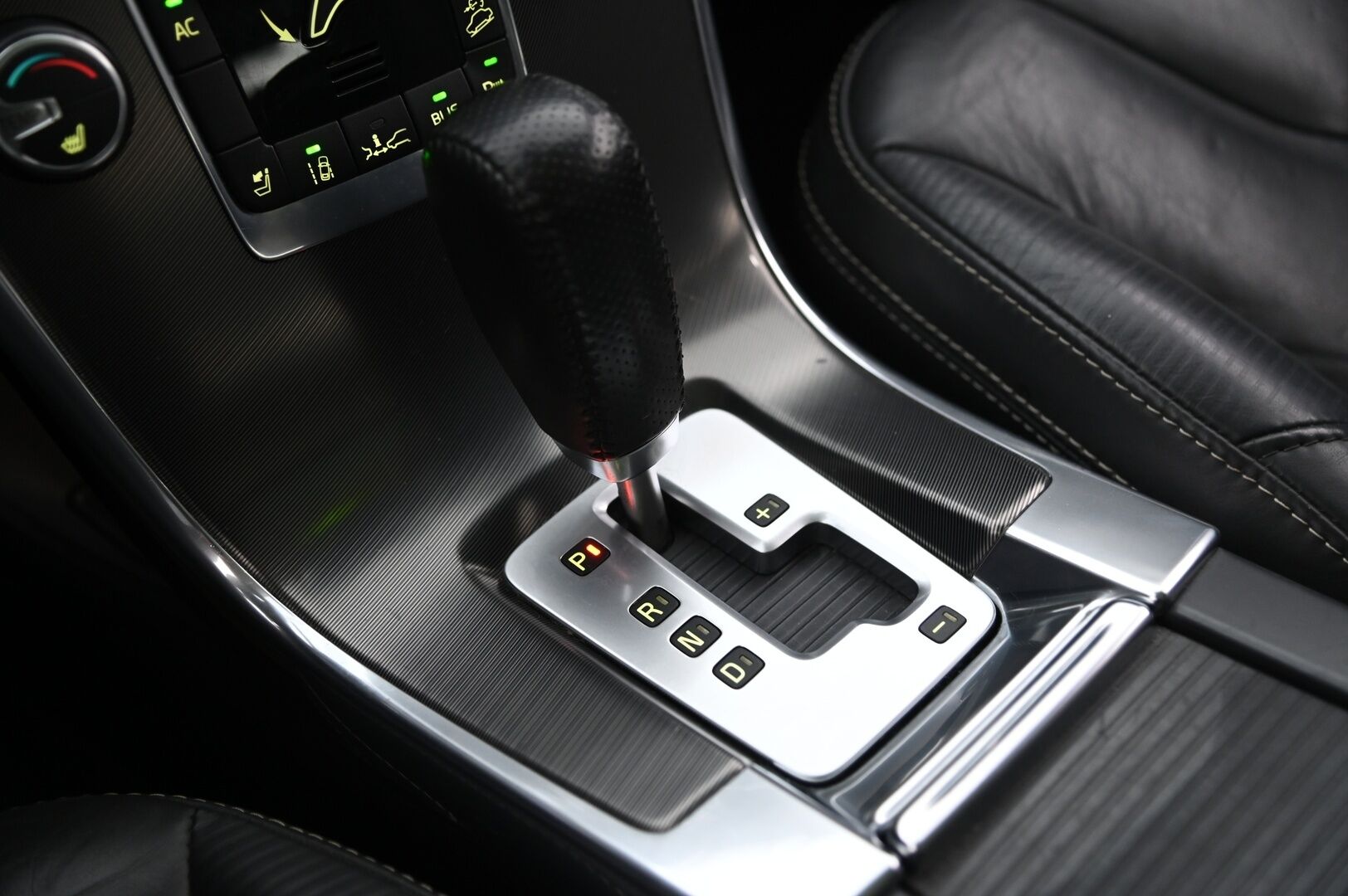 Volvo XC60 2012 D5 AWD R-Design aut *Webasto / Adapt.vakkari / Panorama / Koukku / Muistipenkki / Nahkasisusta / Blis / 2x Avain* - Peruutuskamera / Xenon / Bluetooth 