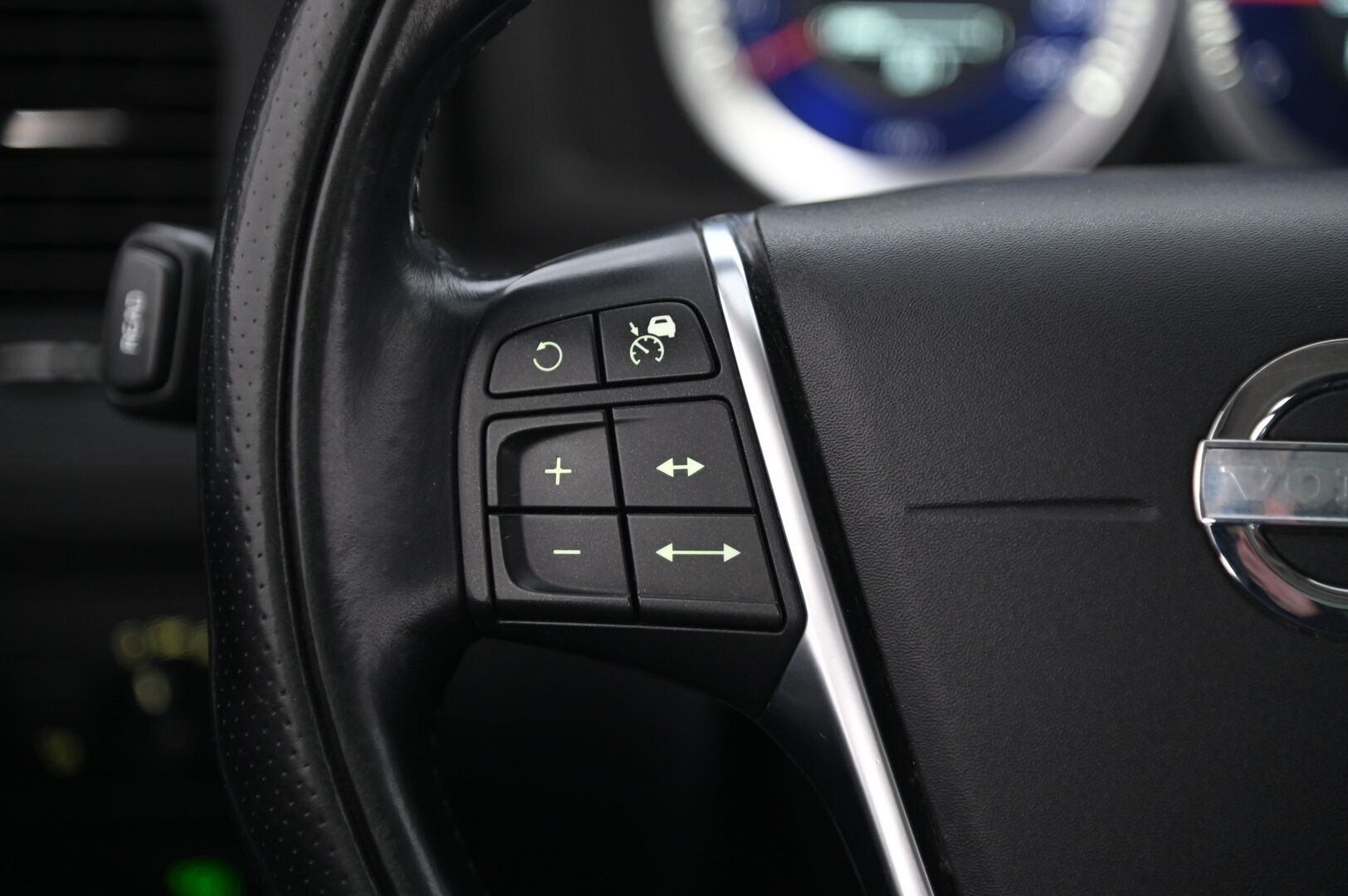 Volvo XC60 2012 D5 AWD R-Design aut *Webasto / Adapt.vakkari / Panorama / Koukku / Muistipenkki / Nahkasisusta / Blis / 2x Avain* - Peruutuskamera / Xenon / Bluetooth - HULLUT AVAJAISHULINAT KORKOTARJOUS 3,29 %